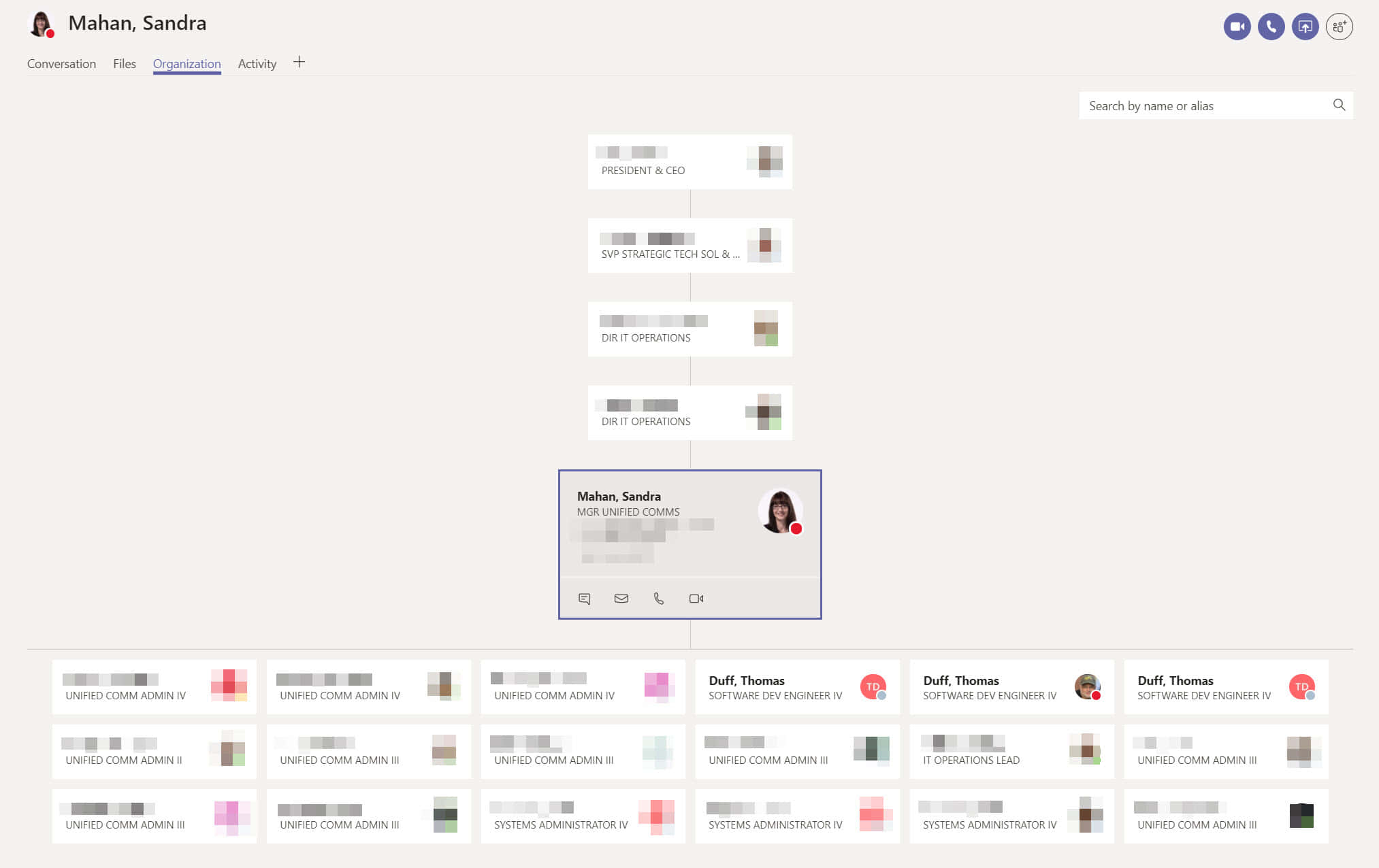 透過 Microsoft Teams 遠程協作與溝通 壁紙 — 公司組織圖界面，以清晰的數位佈局顯示員工資料，包括模糊的面孔和職位名稱。