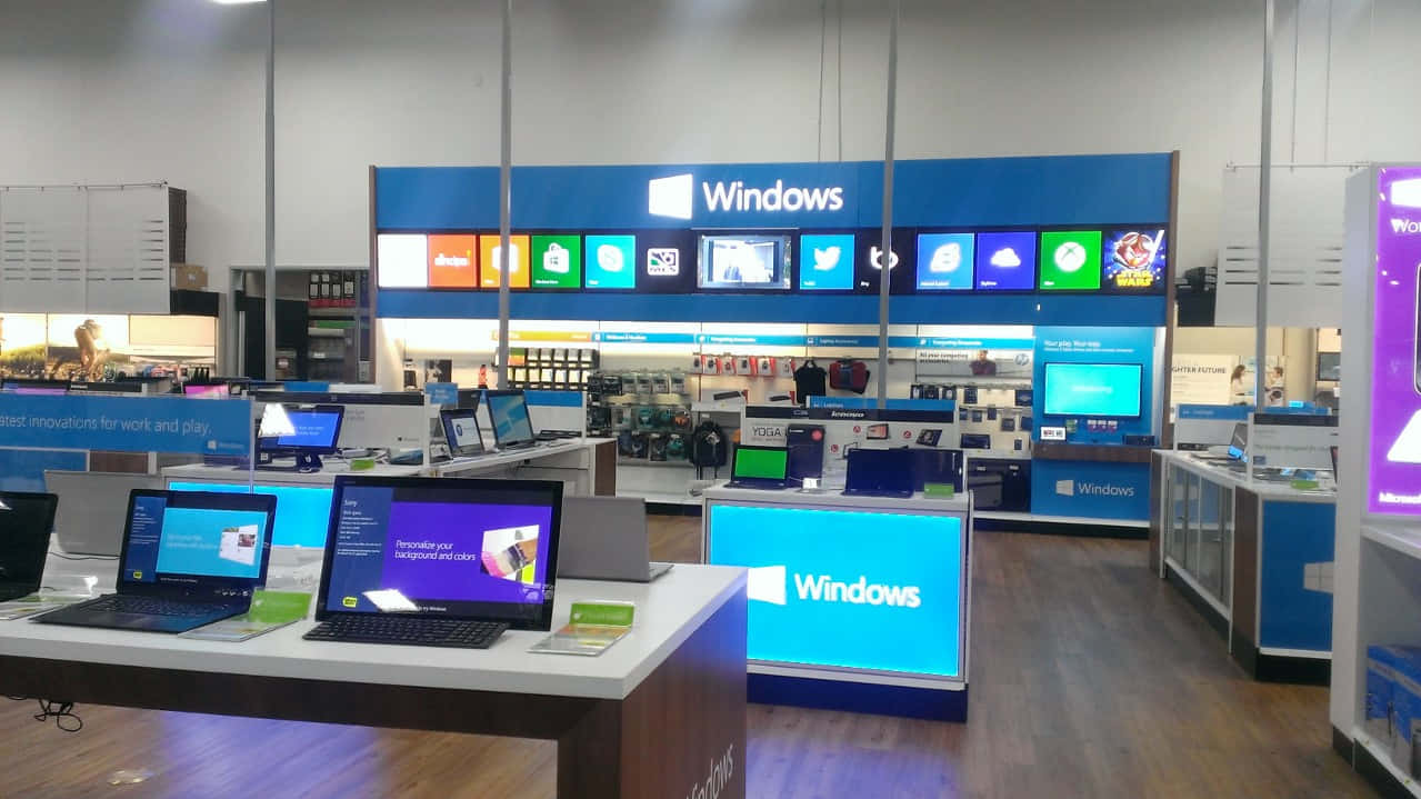 Windows品牌電子產品店，展示手提電腦和數碼顯示器。