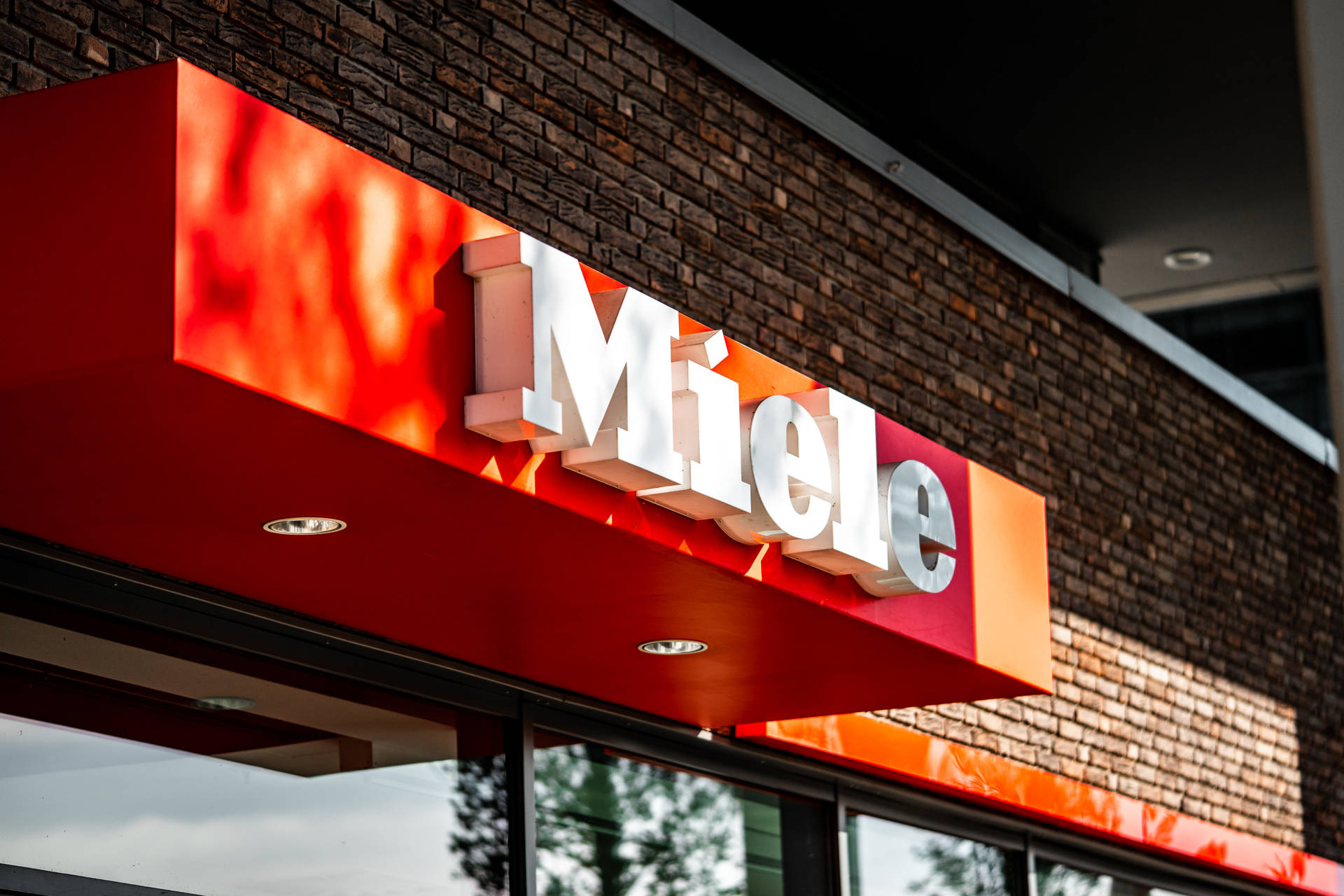 Miele 品牌標誌在磚砌建築外牆上