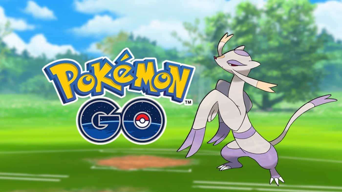 喵喵在陽光明媚的草地上與Pokemon GO標誌合影。