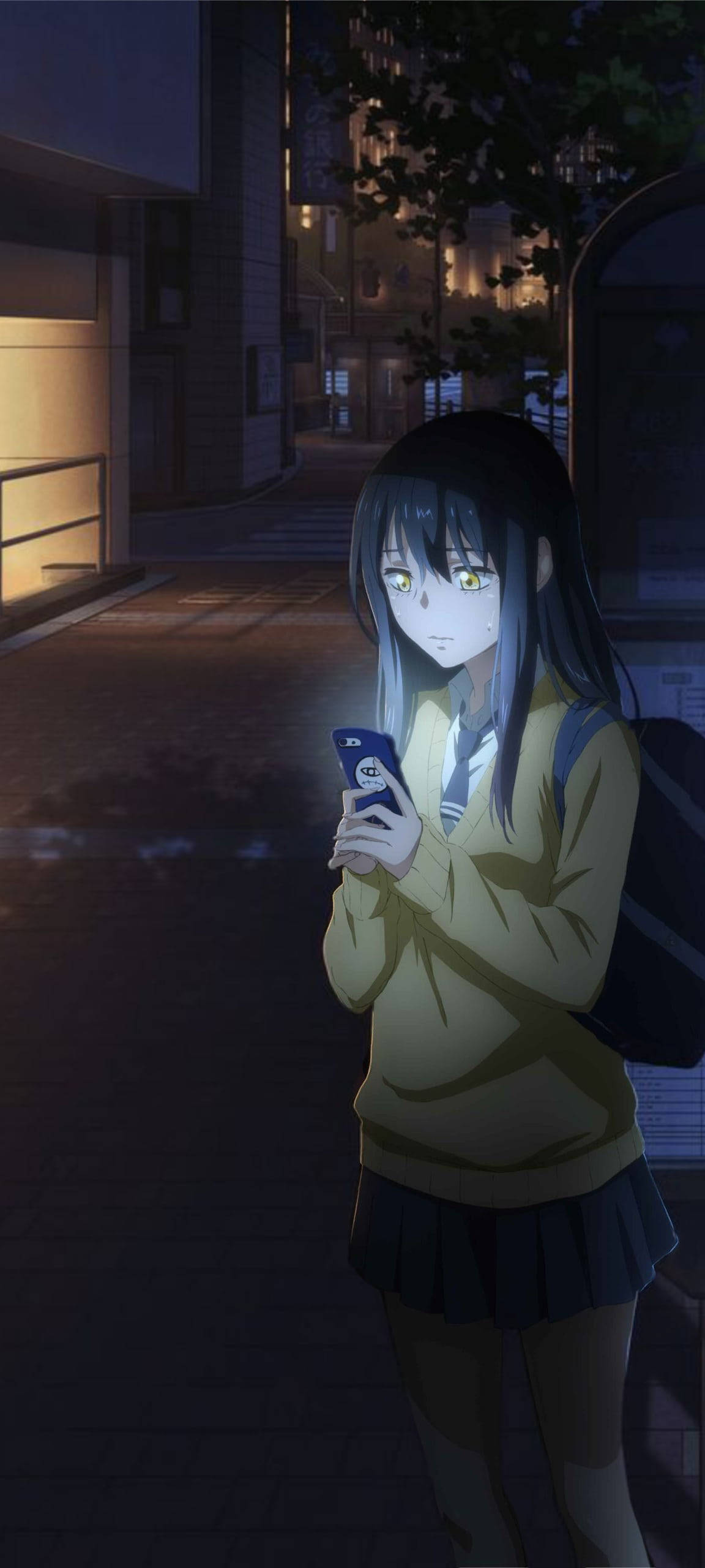 Mieruko Chan Miko 街頭 壁紙 — 一個孤獨的動漫女孩穿著校服，夜晚站在昏暗的城市街道上，發光的眼睛反射著手機屏幕。