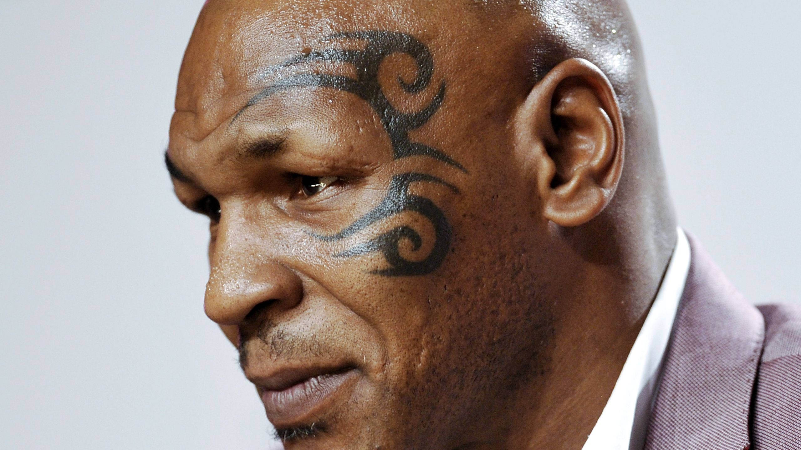 Mike Tyson 4K 面部紋身 壁紙 — 米克泰臣臉部特寫，展示其標誌性的臉頰部落紋身和嚴肅表情。
