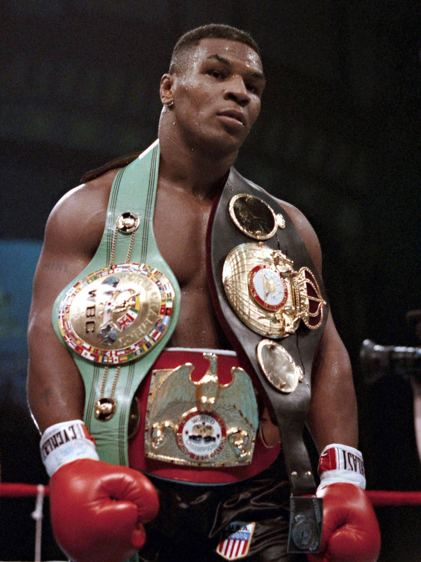 Mike Tyson 在拳擊擂台上佩戴冠軍腰帶。