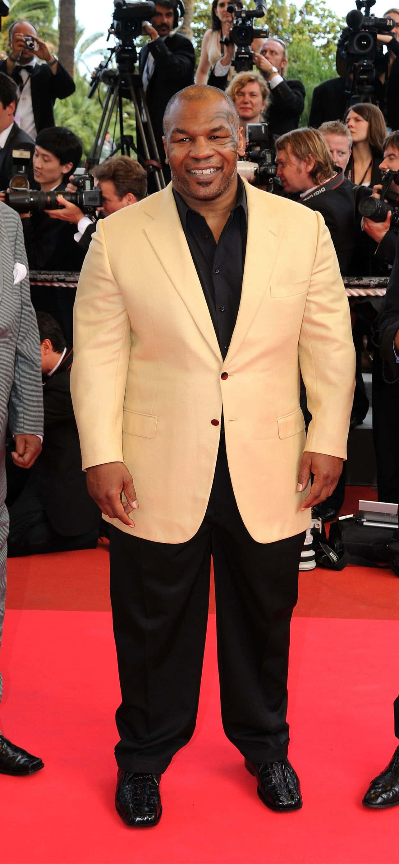 mike tyson 桌布 壁紙 — Mike Tyson 在紅地毯上自信微笑，被攝影師和媒體包圍。