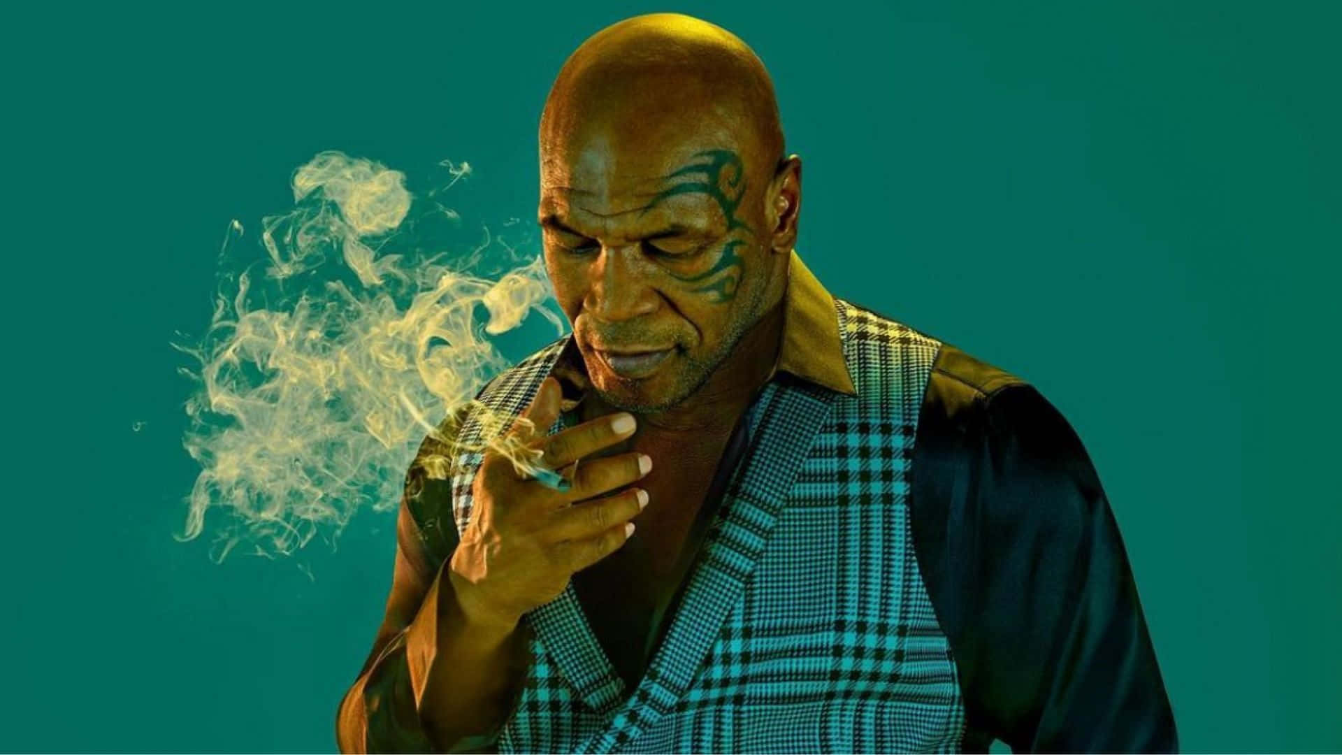 mike tyson 桌布 壁紙 — Mike Tyson 穿著格仔背心，在青綠色背景前呼出煙霧。