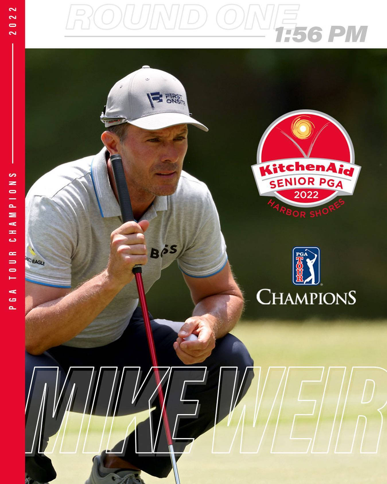 Mike Weir 2022 高爾夫冠軍賽精彩揮桿 壁紙 — 高爾夫球手Mike Weir在2022年KitchenAid高級PGA錦標賽期間，在陽光明媚的果嶺上專注地蹲下，手持推桿和高爾夫球。
