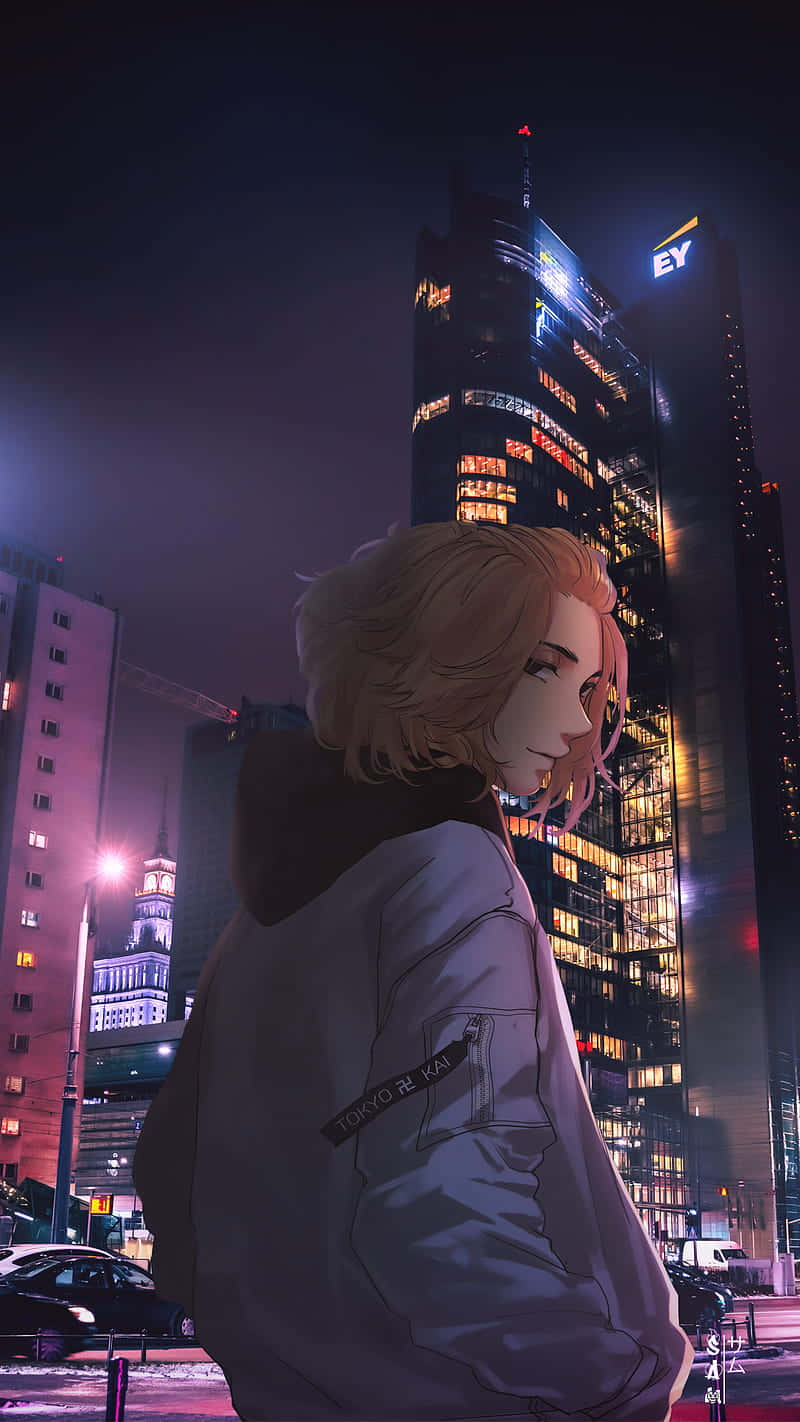 《東京卍復仇者》動畫中的Mikey城市背景 壁紙 — 一個金髮的年輕動漫角色站在夜晚霓虹燈閃爍的東京街道上，凝視著高聳入雲、窗戶發光的摩天大樓。