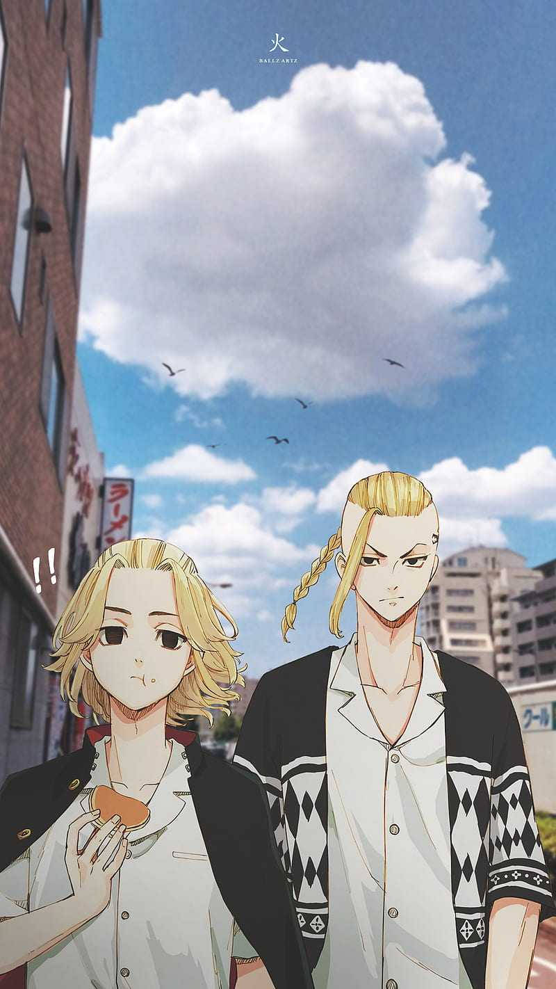 《東京卍復仇者》風格Mikey與Draken 壁紙 — 兩個金髮動漫男孩站在陽光明媚的城市街道上，頭頂是明亮的藍天，飄著蓬鬆的雲朵和飛鳥。