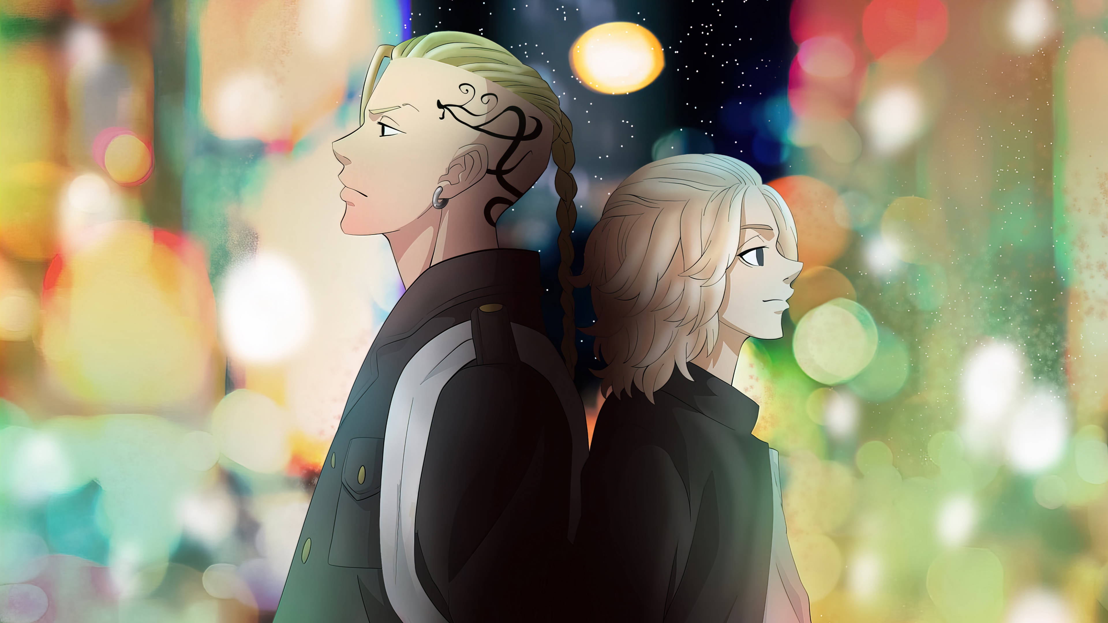 《東京卍復仇者》Mikey與Draken背靠背筆電壁紙 壁紙 — 兩個動漫角色背對背站立，背景是充滿溫暖燈光的鮮豔散景城市景觀。