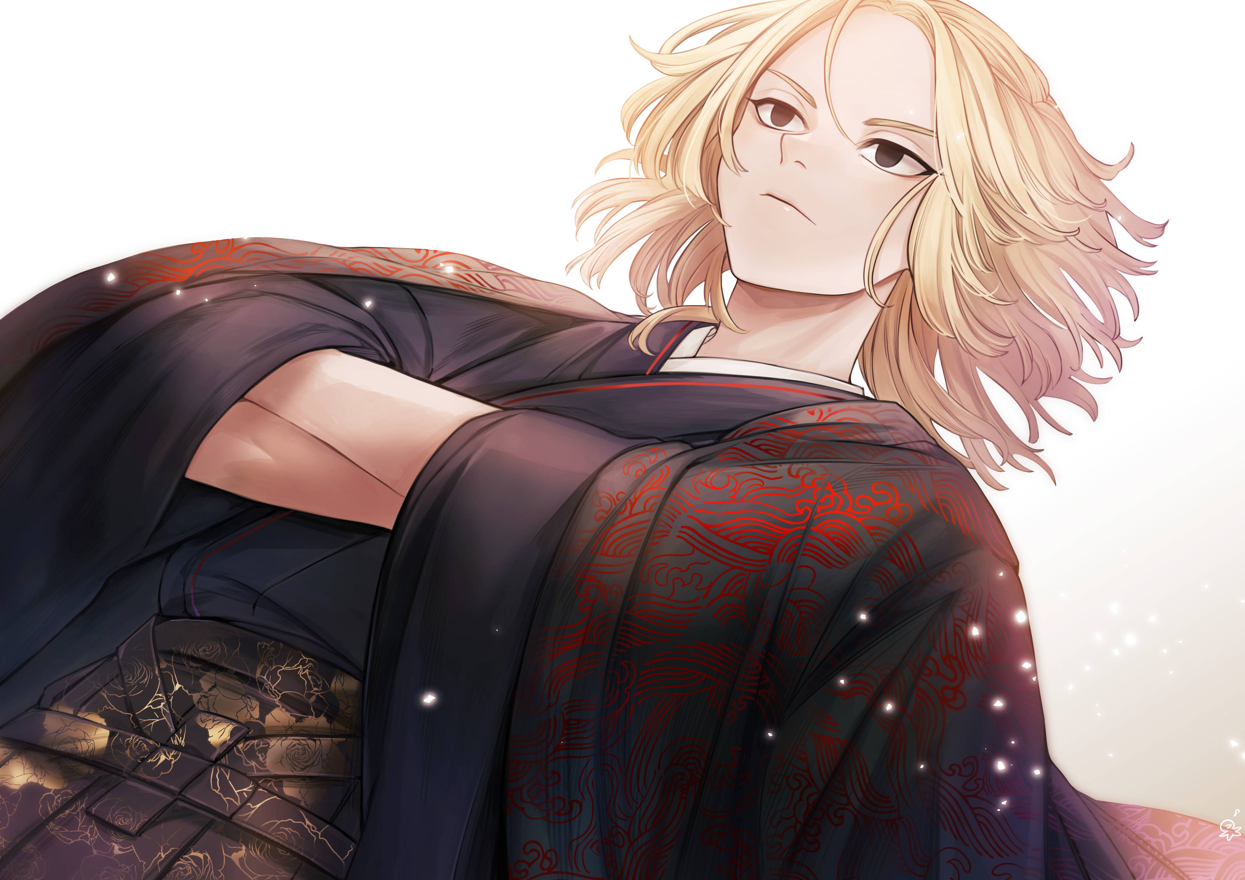 Mikey穿日本和服《東京卍復仇者》 壁紙 — 一個金髮動漫角色穿著深紅色圖案長袍，在明亮的白色背景上向後靠，表情嚴肅。