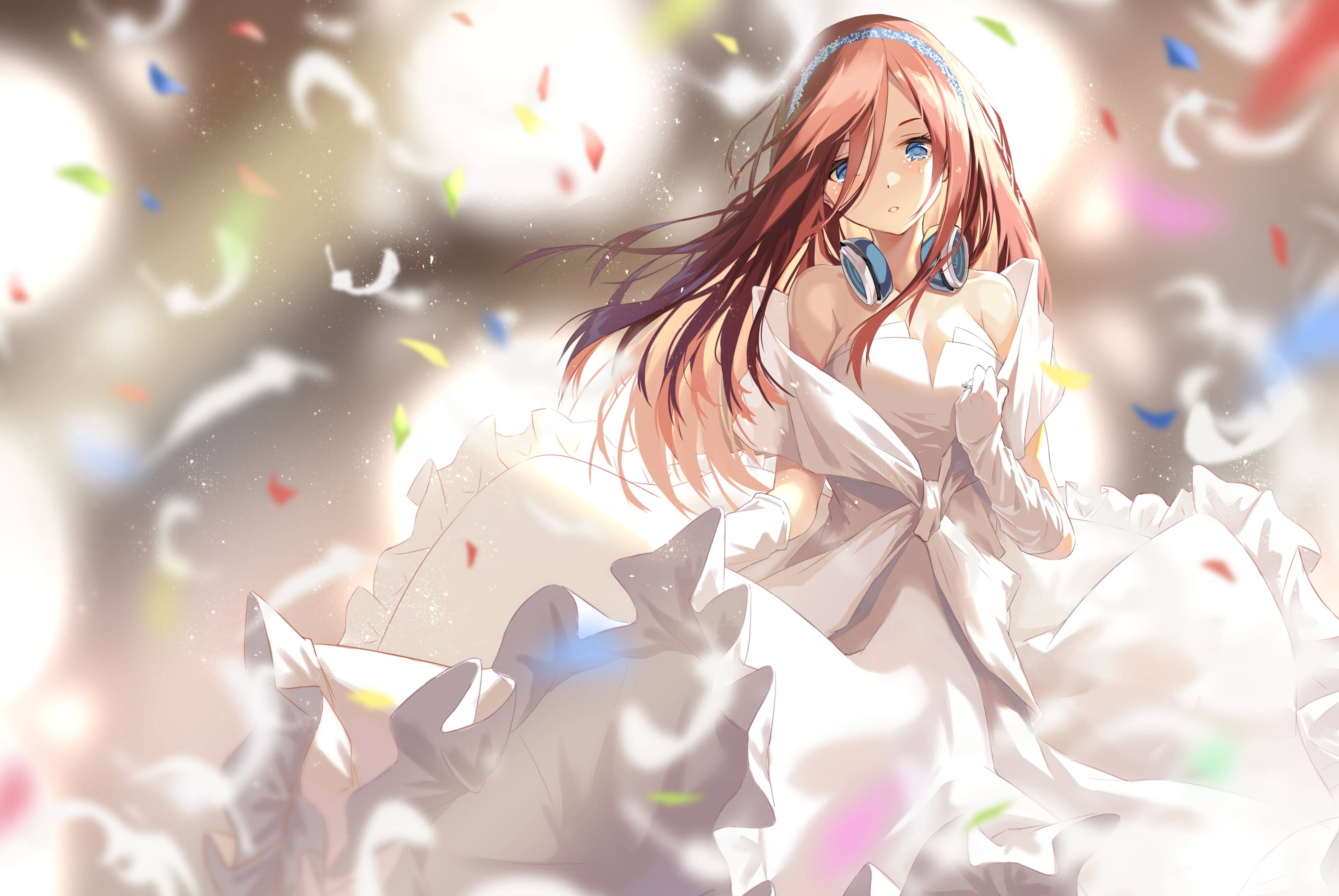 Miku Nakano 氣球婚紗 壁紙 — 一個美麗的動漫女孩，長長的紅髮和藍眼睛，穿著白色連衣裙和耳機，五彩紙屑在她周圍旋轉，營造出明亮的節日場景。