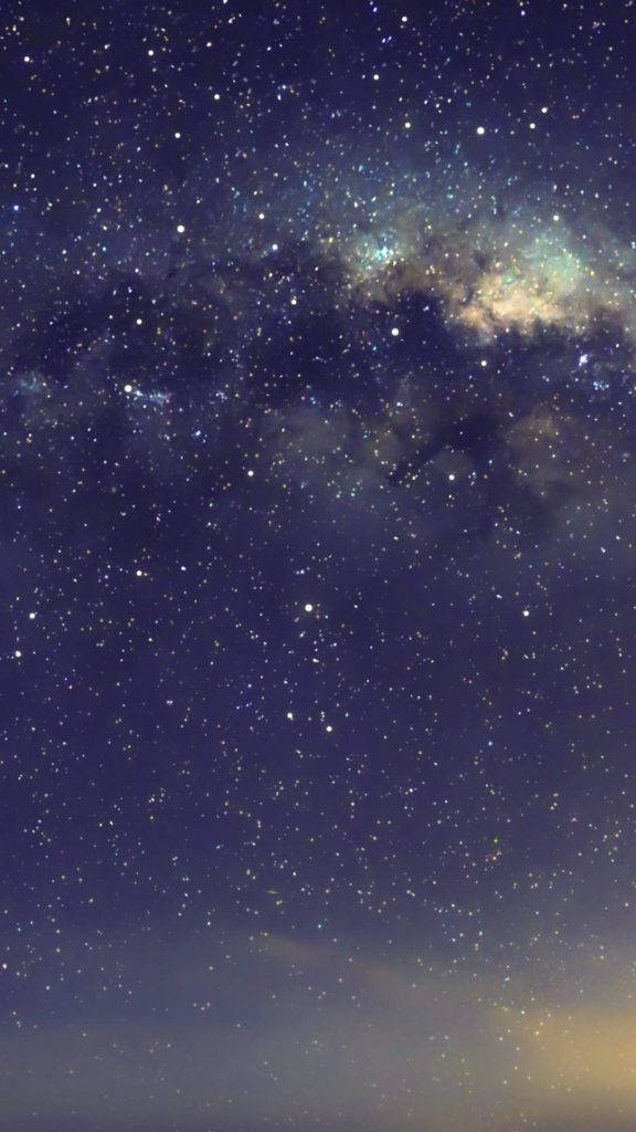 銀河系太空手機壁紙 壁紙 — 令人嘆為觀止的銀河系景觀，在深靛藍色的夜空中閃爍著無數星星。