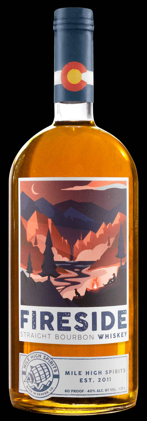 Fireside波本威士忌酒瓶，帶有山間營火標籤。