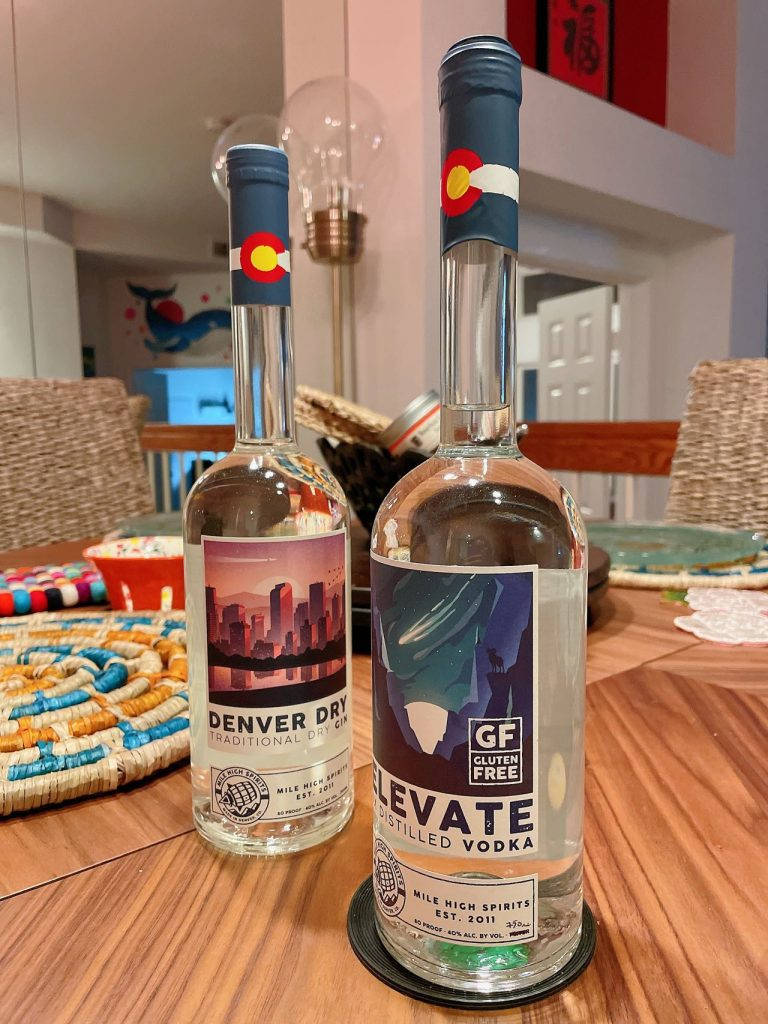 家庭用餐區木桌上的兩瓶科羅拉多伏特加酒。