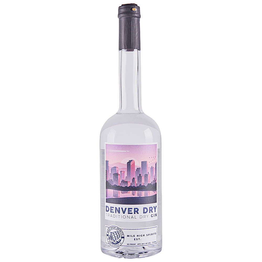 Mile High Spirits London Dry Gin 壁紙 — 一個透明氈酒瓶，帶有紫色城市景觀標籤，展示丹佛天際線和文字。