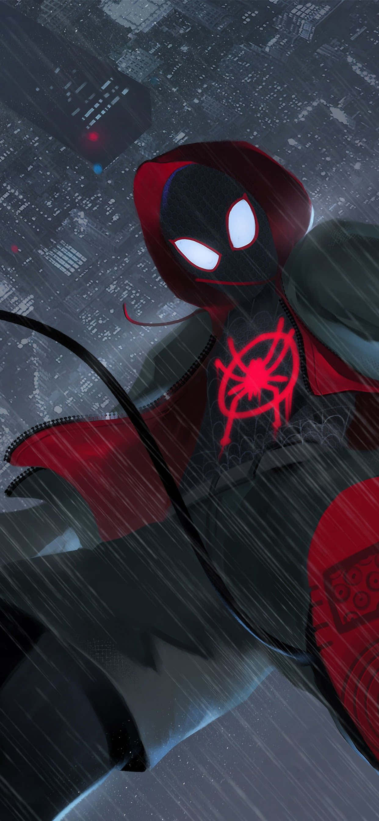Miles Morales iPhone 低角度拍攝 壁紙 — 蜘蛛俠身穿紅黑戰衣在雨中城市天際滑翔，發光的眼睛和蛛絲線條映襯著黑暗建築。