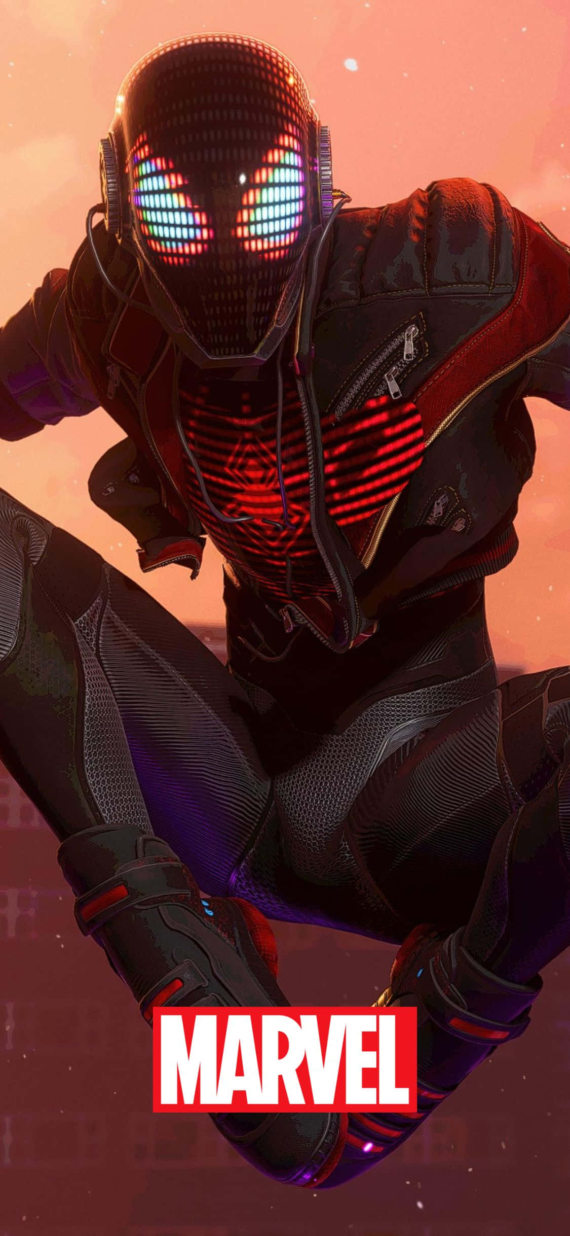 Miles Morales 戴耳機 iPhone XS Marvel 壁紙 — 一個未來風格的蜘蛛俠穿著高科技服裝，眼睛發光，在暖色調的日落天空下蹲伏。