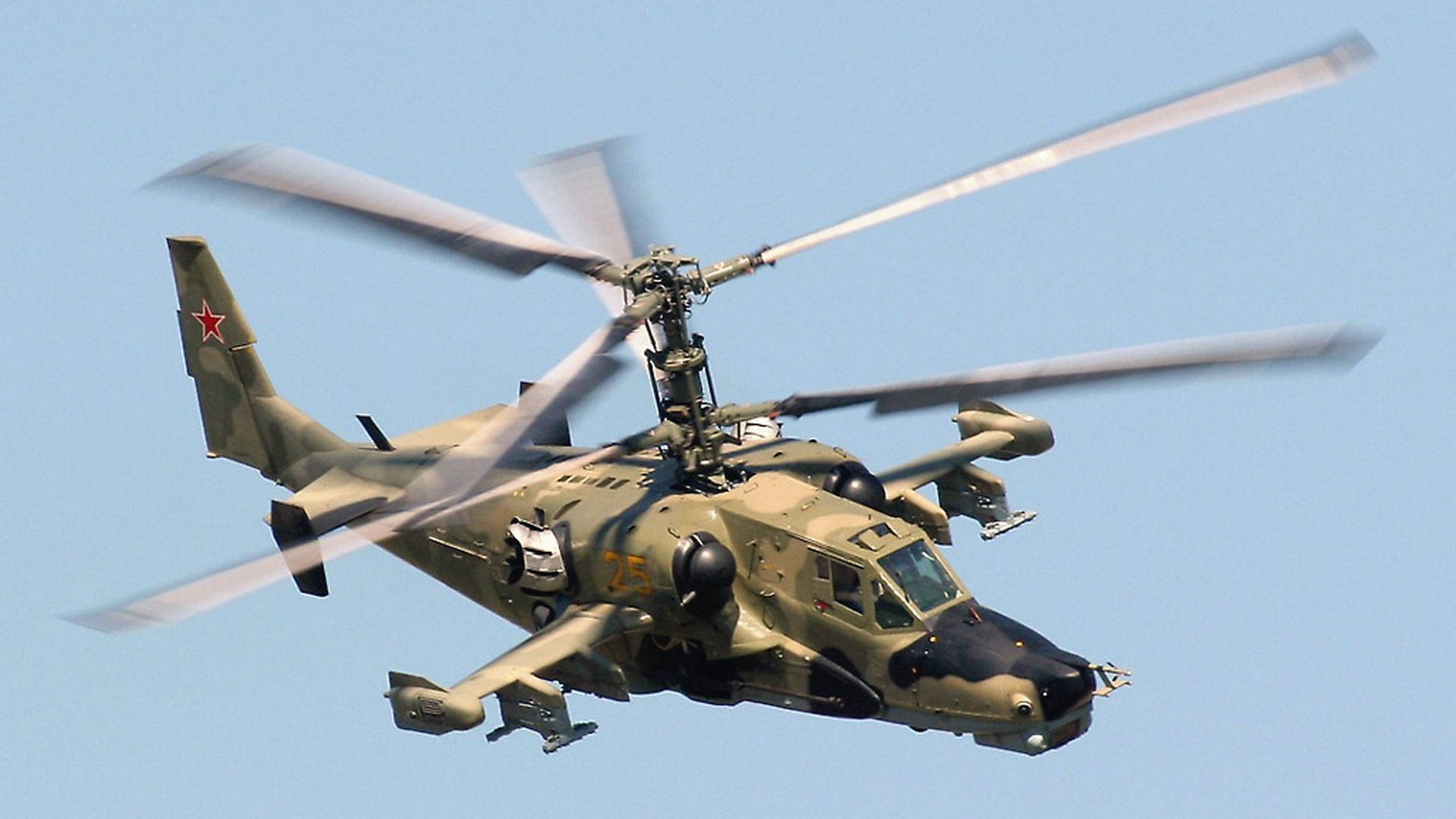 軍用直升機Ka-50盤旋飛行 壁紙 — 一架帶有旋轉葉片的軍用直升機在晴朗的藍天中翱翔。