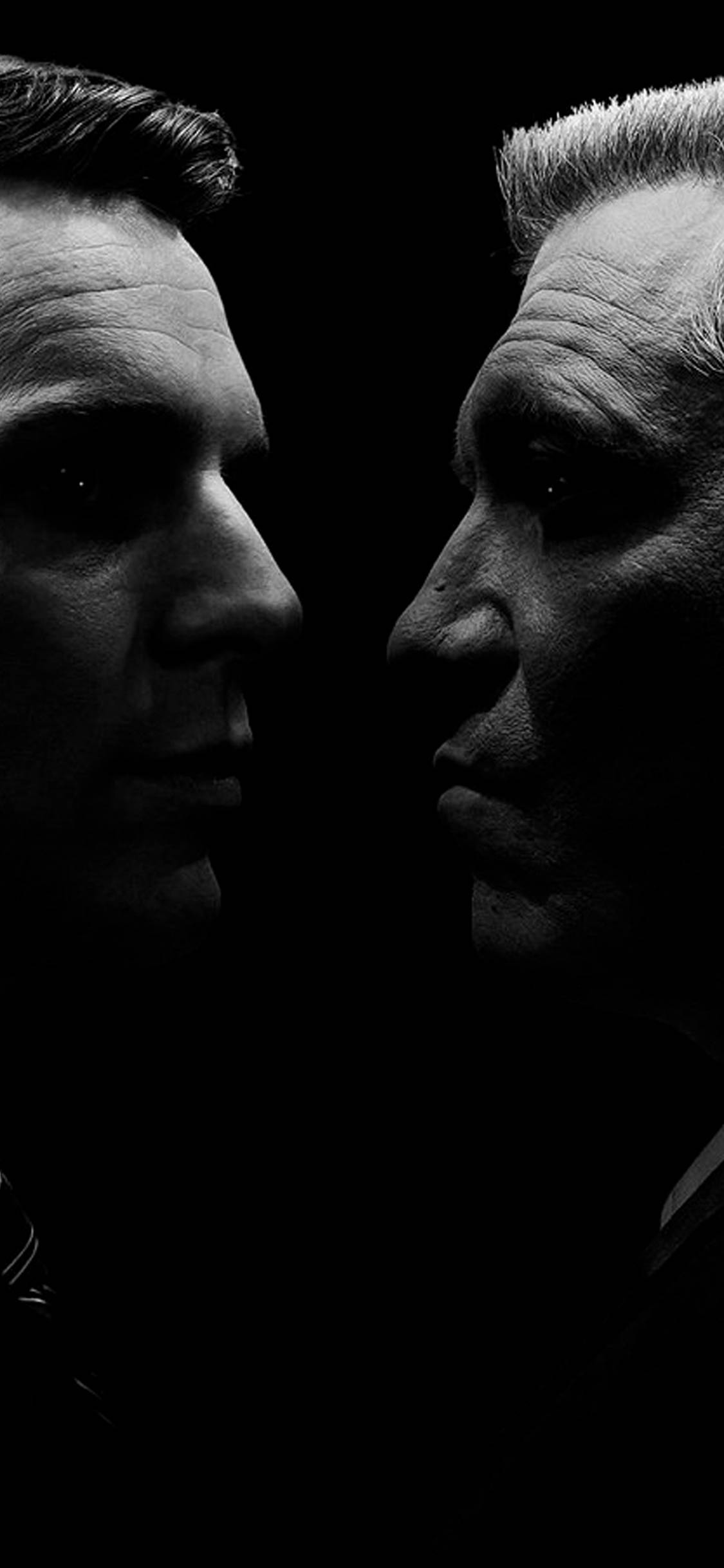 《Mindhunter》劇集主角霍爾登·福特與比爾·坦奇 壁紙 — 兩個男人在鮮明的黑白中面對面，戲劇性的燈光突顯他們在黑暗虛空中的強烈側影。