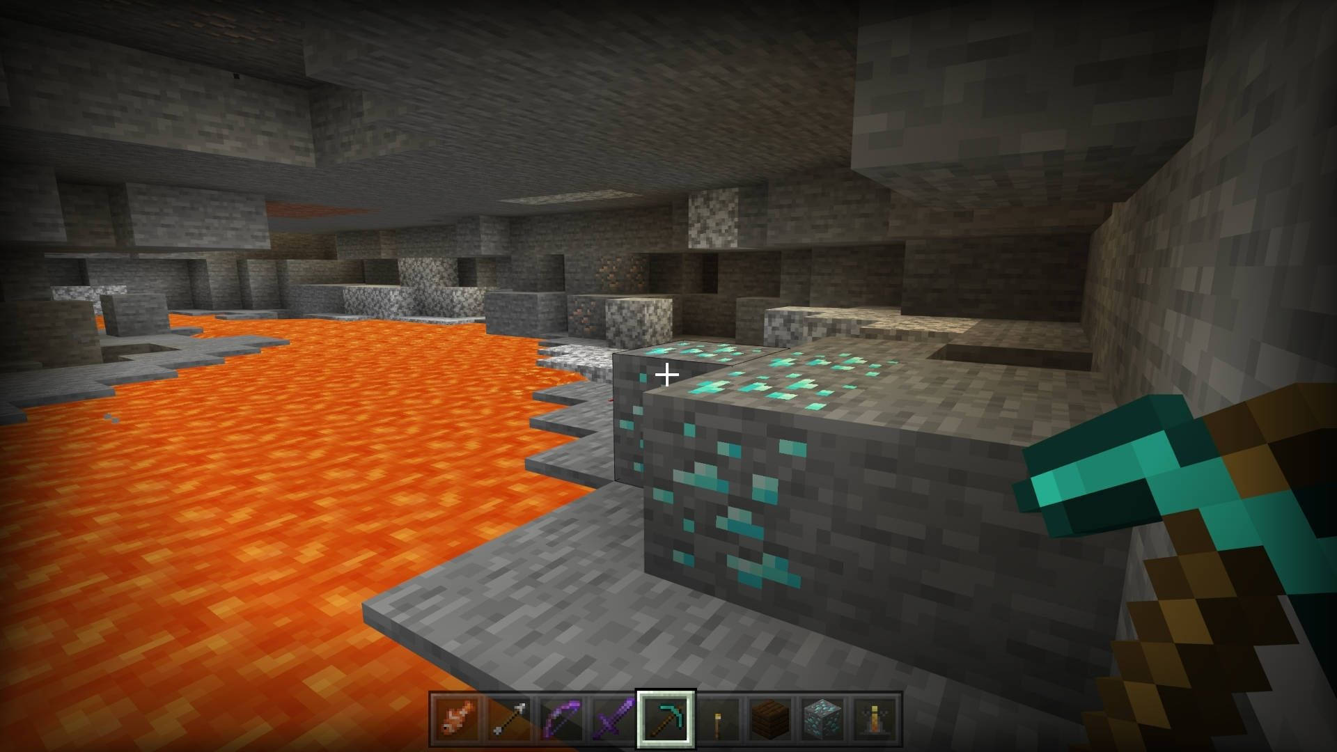 Minecraft 鑽石靠近熔岩 壁紙 — Minecraft 第一人稱視角顯示玩家在石洞中流動的熔岩河旁邊開採鑽石礦石。