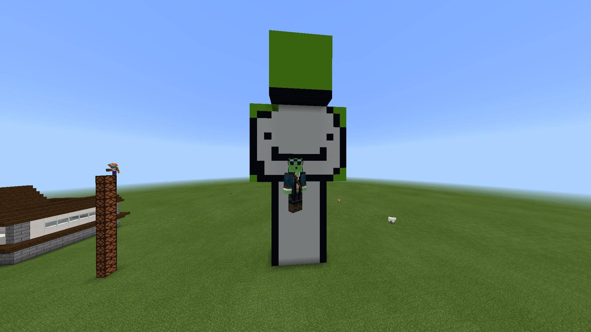 《Minecraft》夢幻與殭屍 壁紙 — 一個像素化的Minecraft角色站在一個高高的灰色方塊上，身處一片草地，背景是晴朗的藍天。