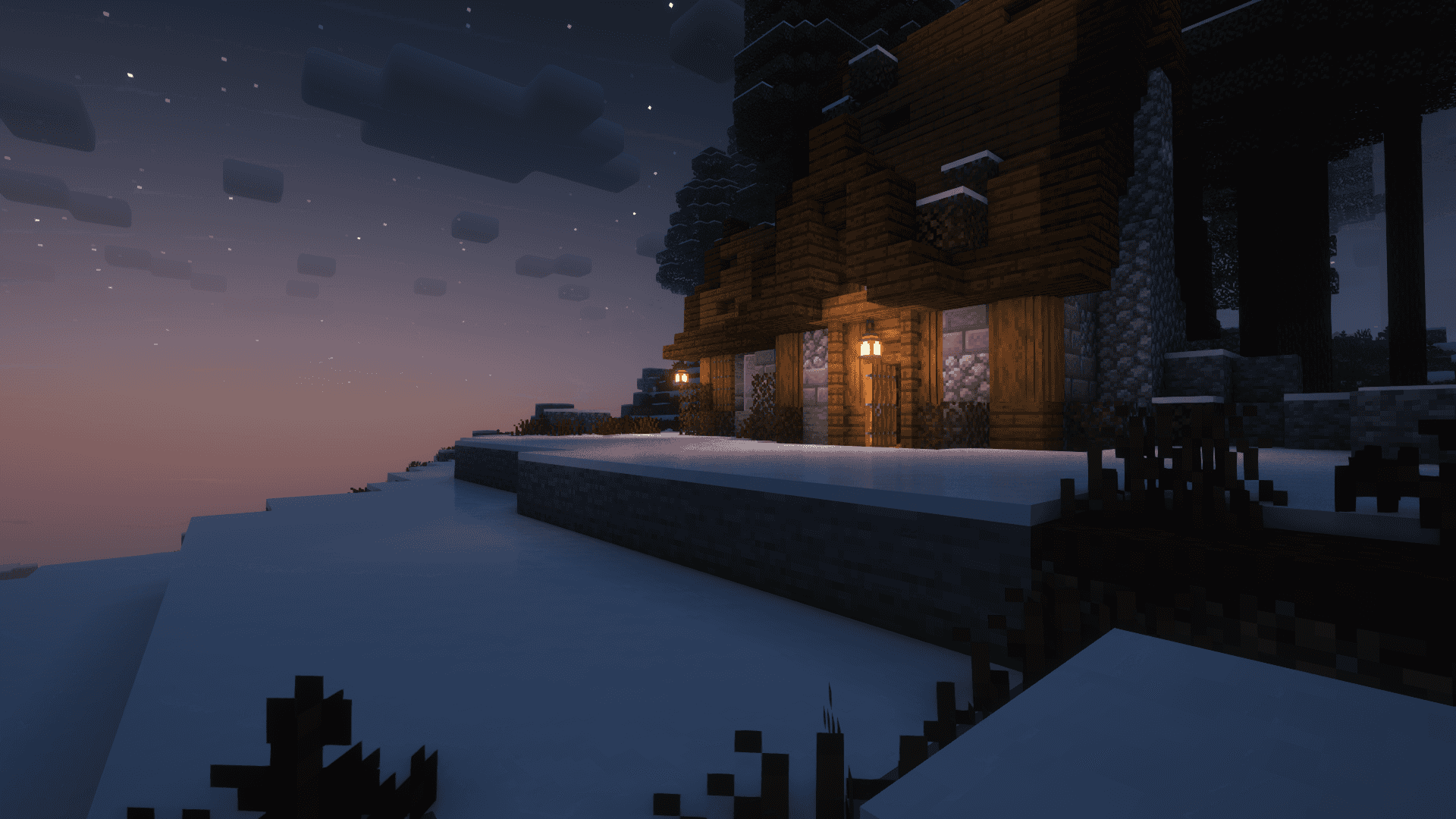 Minecraft 被雪覆蓋的小屋 壁紙 — 一間舒適的木屋，溫暖的燈光在星空暮色下，映照著雪白的Minecraft景觀。