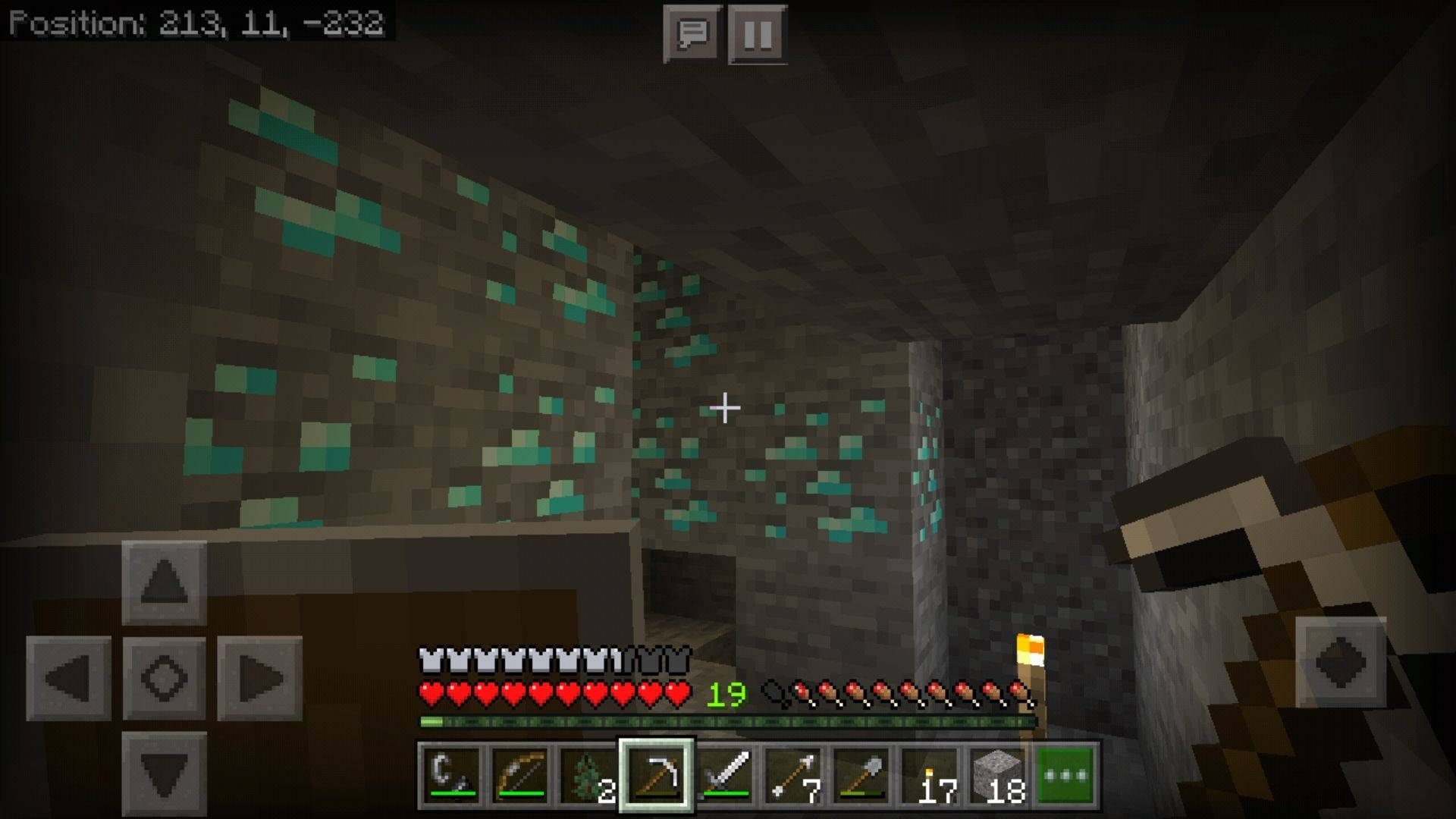 裝備好的 Minecraft 鑽石房間 壁紙 — 玩家探索一個光線昏暗的Minecraft洞穴，洞穴內有綠色礦石方塊和石牆點綴。