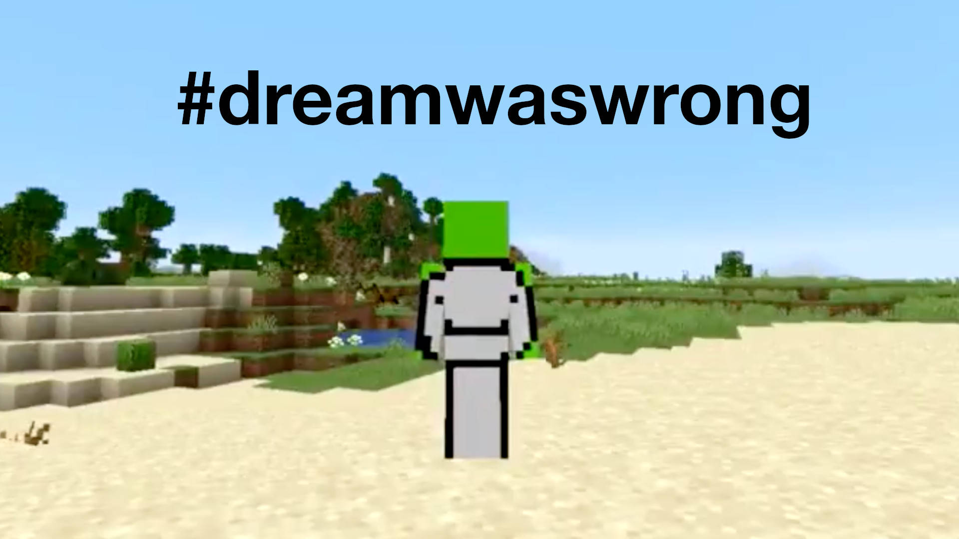 Minecraft Dream失敗時刻 壁紙 — 一個像素化的Minecraft角色，頭部綠色，站在一個方塊狀的草地景觀中，天空清澈湛藍。