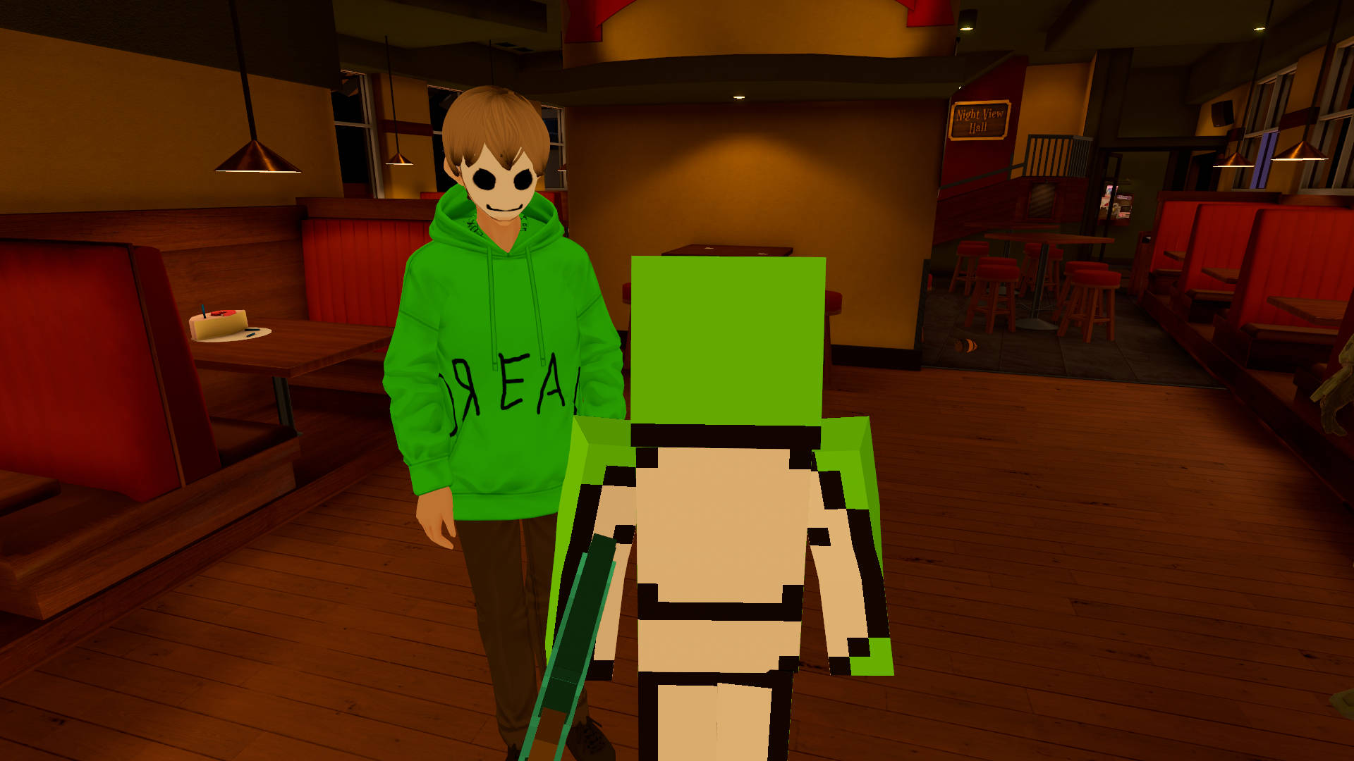 Minecraft Dream 虛擬現實遊戲角色 壁紙 — 兩個風格化的角色，一個穿著綠色連帽衫，另一個是方塊狀，站在一個燈光溫暖、有紅色卡座的復古餐廳裡。