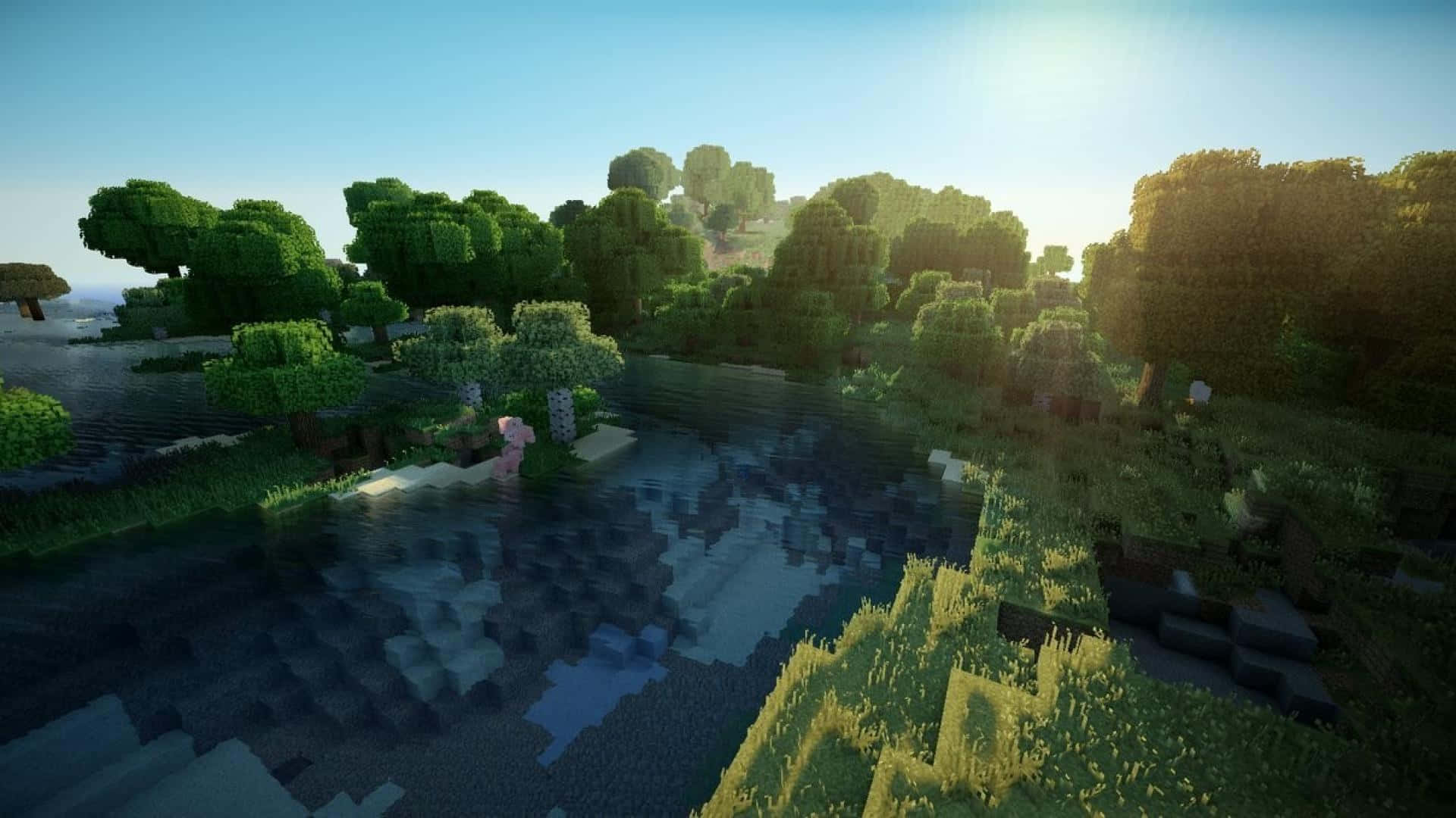 穿越Minecraft的草地景觀尋找歸途 壁紙 — 陽光明媚嘅Minecraft景觀，有像素化嘅樹木、草地同水，喺晴朗嘅藍天下。