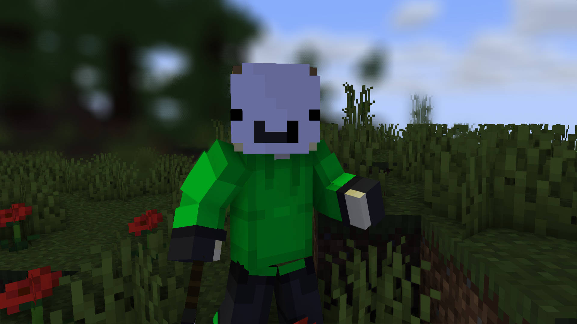 《Minecraft》夢幻花園漫步 壁紙 — 一個像素化的Minecraft角色穿著綠色襯衫，站在有紅色花朵的草地上，藍天之下。