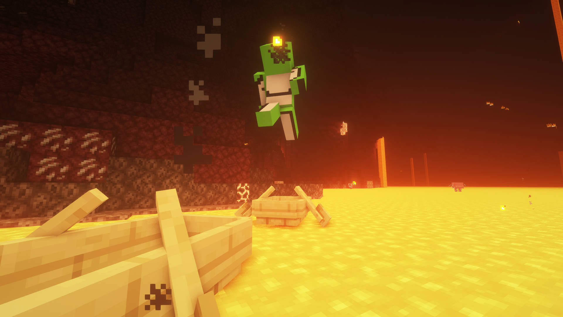Minecraft夢境在火山中跳躍 壁紙 — 一隻綠色爬行者喺一個有像素化木結構同下面發光熔岩嘅熾熱地獄景觀中半空漂浮。