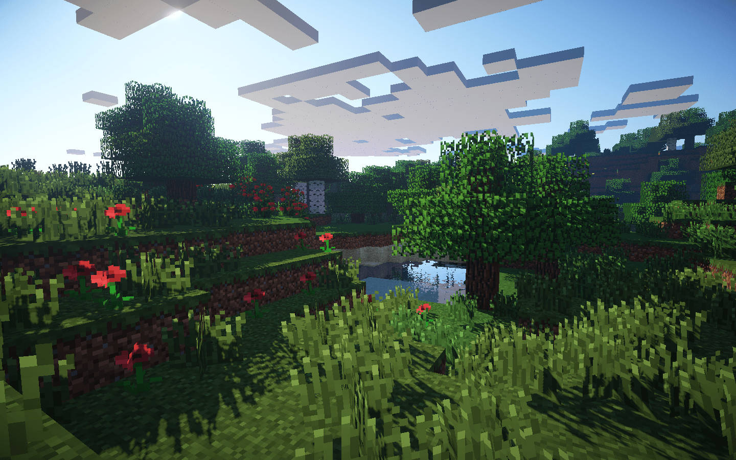Minecraft花園風景 壁紙 — 一個充滿活力的Minecraft景觀，有像素化的樹木、花朵和一個池塘，上方是方塊狀的雲朵。