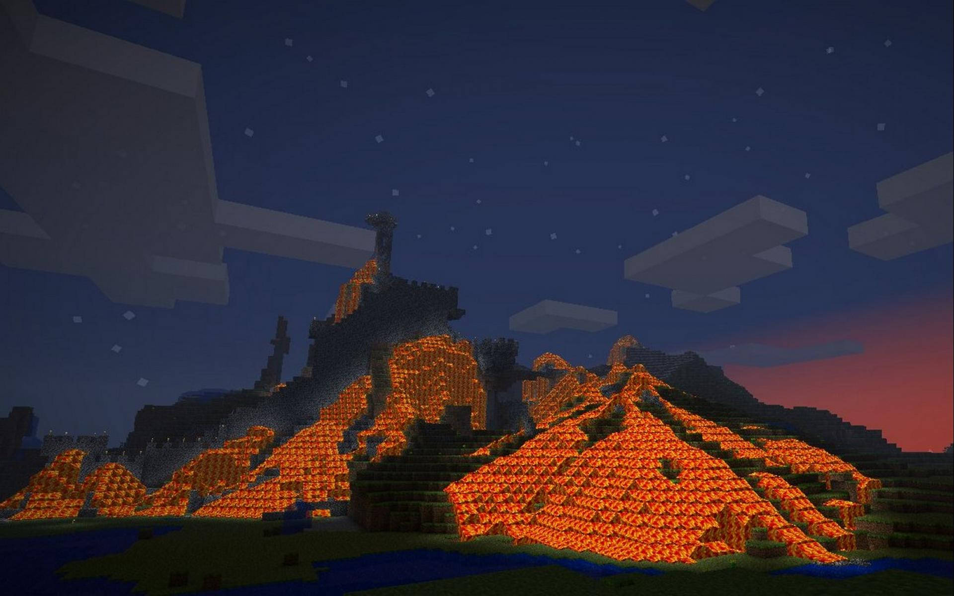 在繁星點點的夜空下，伴隨著方塊狀的雲朵，散發出熔岩光芒的 Minecraft 山脈。