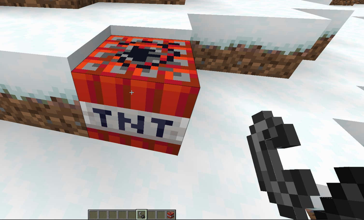 玩家在Minecraft中靠近被雪覆蓋的TNT方塊手持打火石。