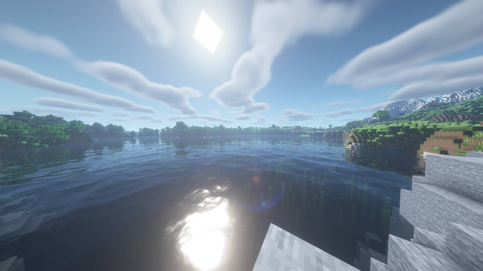 Minecraft湖，有太陽反射和背景的雪山。
