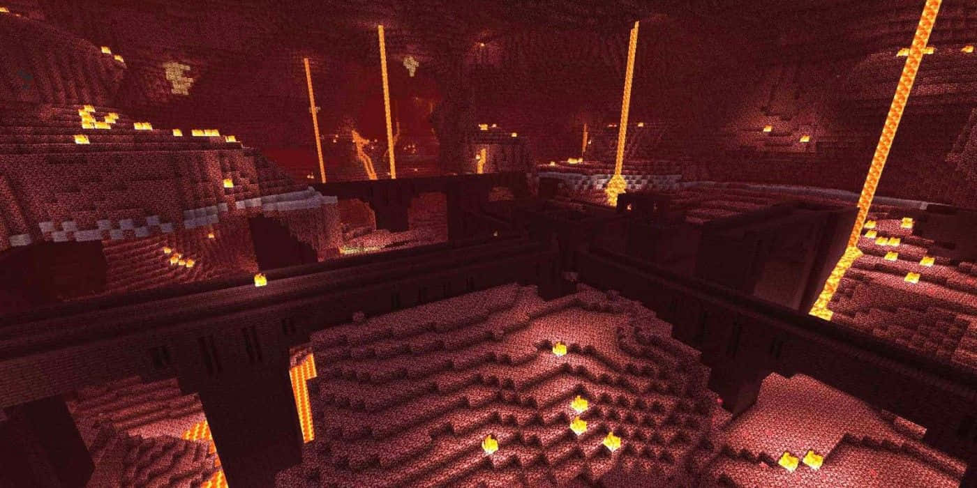  壁紙 — Minecraft 中一個巨大的地下洞穴，由發光的熔岩和火炬照亮，在方塊狀的石頭結構上投射出溫暖的橙色光芒。