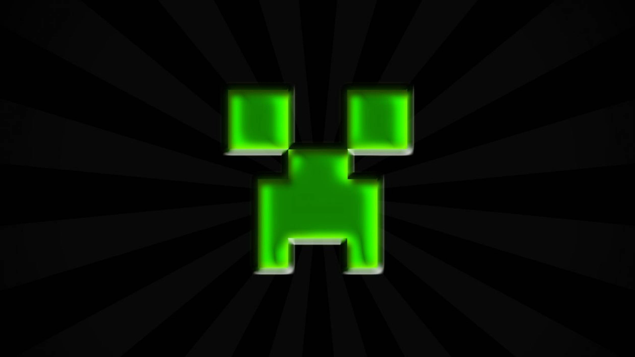 Minecraft Creeper 桌布 壁紙 — Minecraft 中發光的綠色爬行者臉孔在黑色放射狀爆發背景中散發光芒。