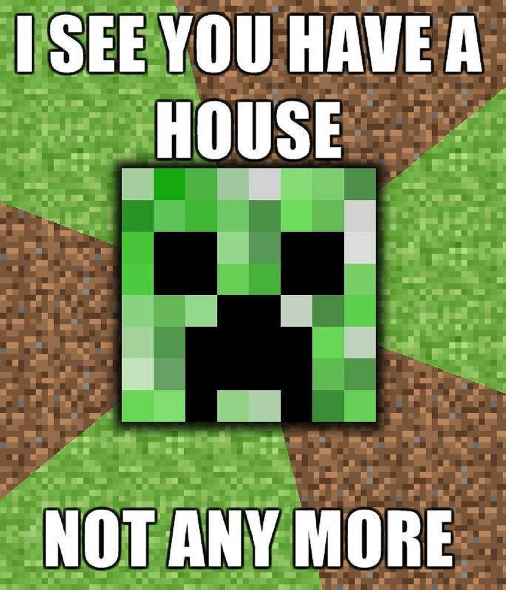 Minecraft 創世神 Creeper 搞笑梗圖 壁紙 — 一個來自Minecraft的像素化綠色爬行者站在草地和泥土方塊上，並以粗體白色文字宣告『I SEE YOU HAVE A HOUSE NOT ANY MORE』。
