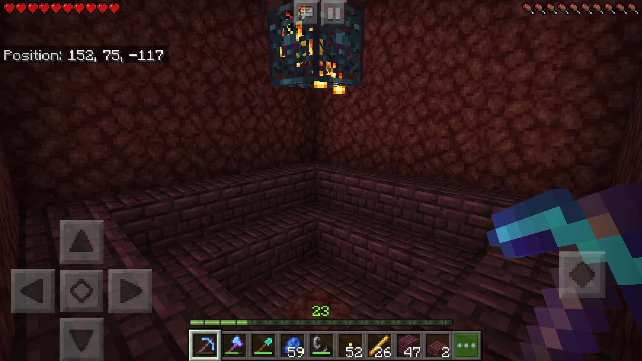 Minecraft Blaze Farming 桌布 壁紙 — Minecraft 地獄中的第一人稱視角，一個充滿熔岩的儲物箱在地獄岩房間中發光。