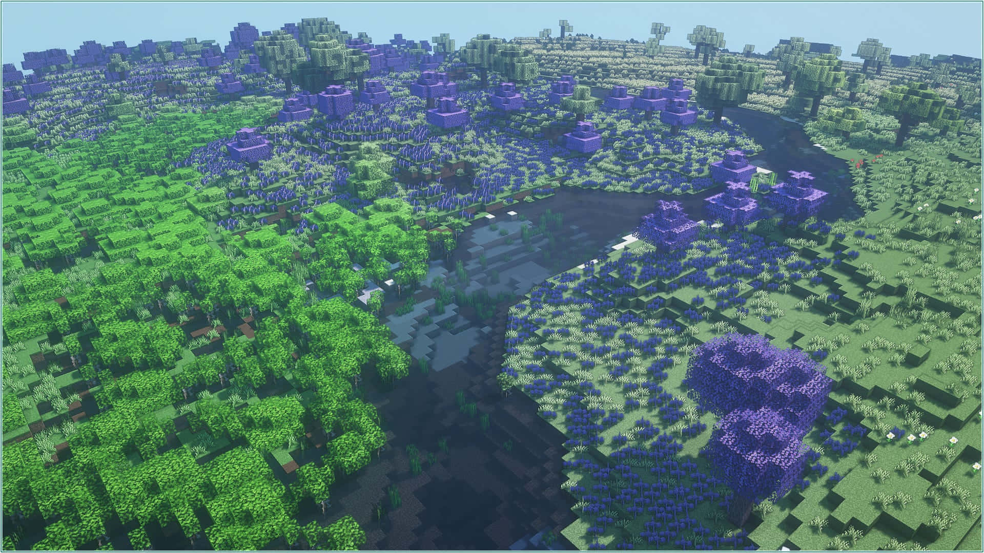 Minecraft Mods 桌布 壁紙 — Minecraft 景觀的鳥瞰圖，有綠色森林、紫色花朵和一條蜿蜒的河流，在明亮的日光下。