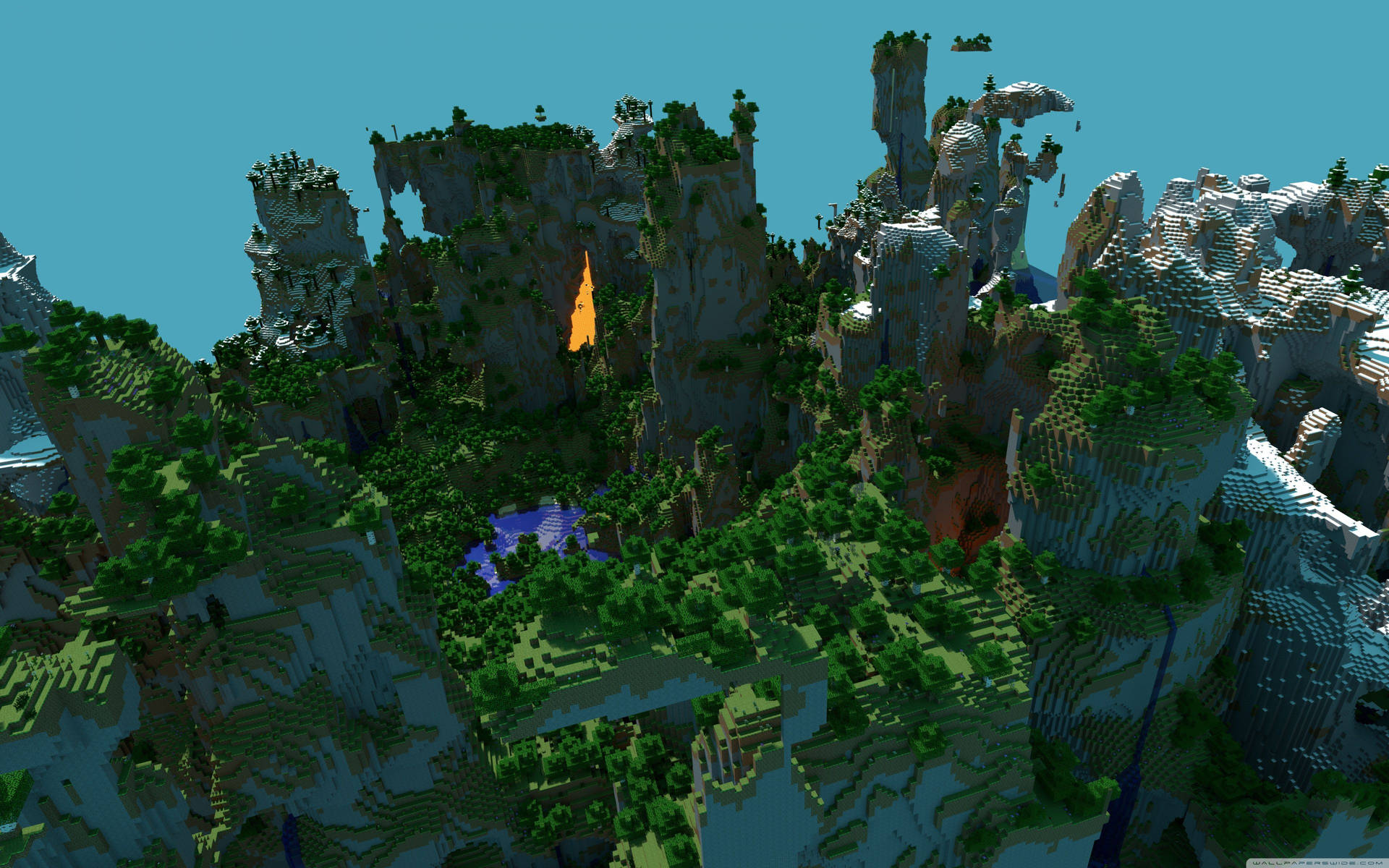 Minecraft山脈，有綠樹和發光的洞穴入口。