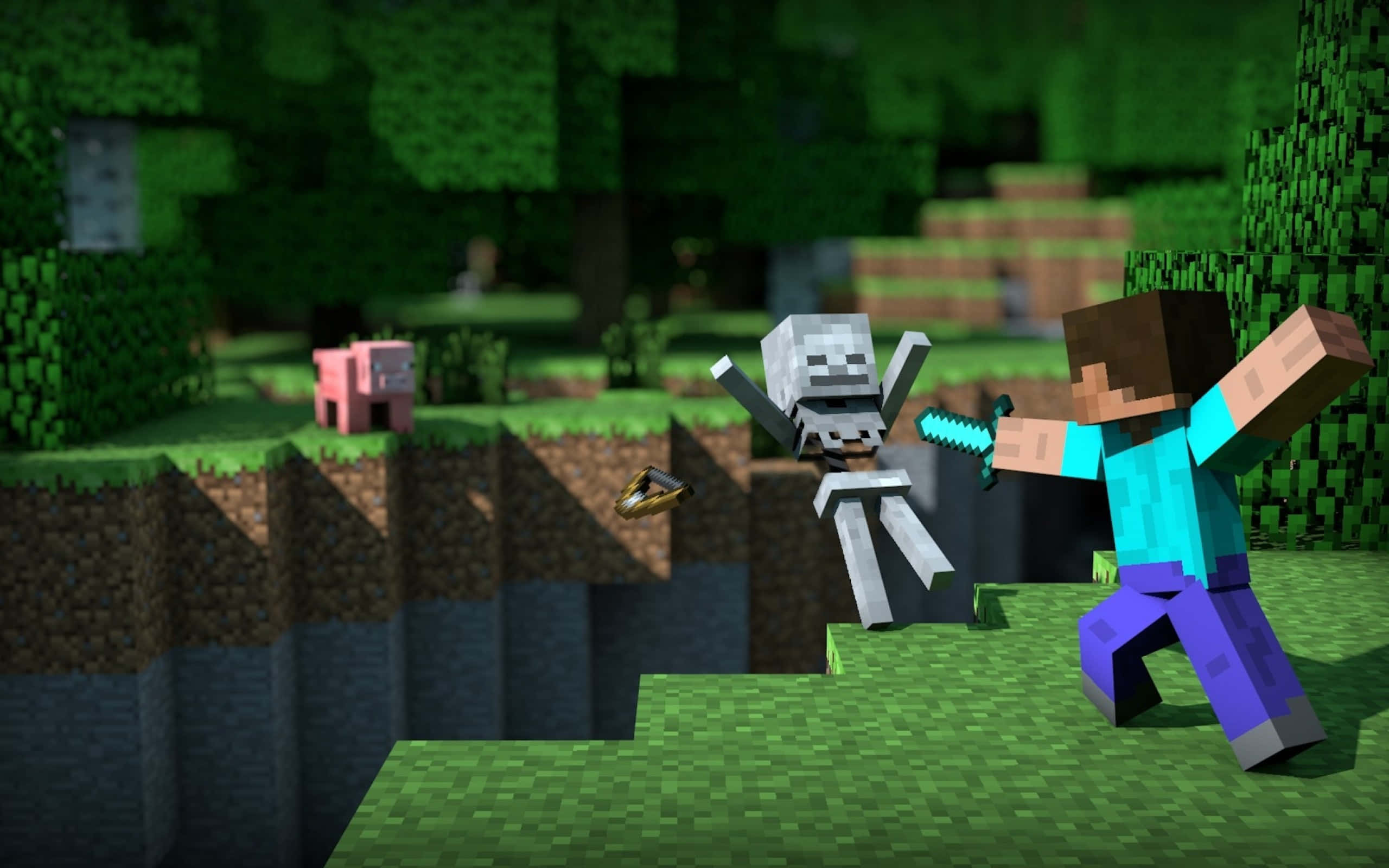 型格 Minecraft 桌布 壁紙 — Minecraft 玩家用鑽石劍與骷髏戰鬥，附近有豬在方塊森林中。