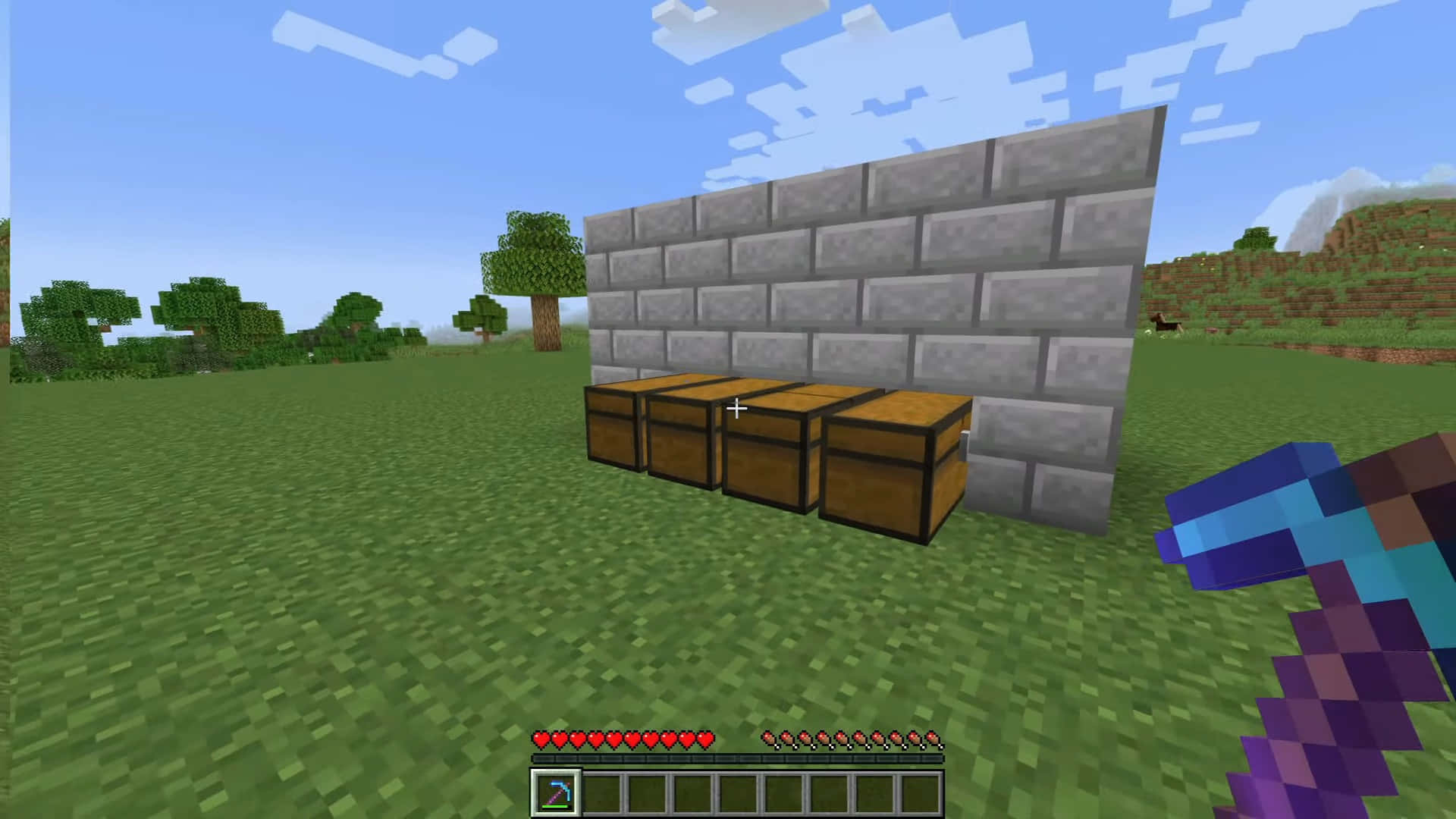 Minecraft Farming 桌布 壁紙 — Minecraft 第一人稱視角，顯示木製儲物箱靠著石牆，位於藍天下嘅草地上。