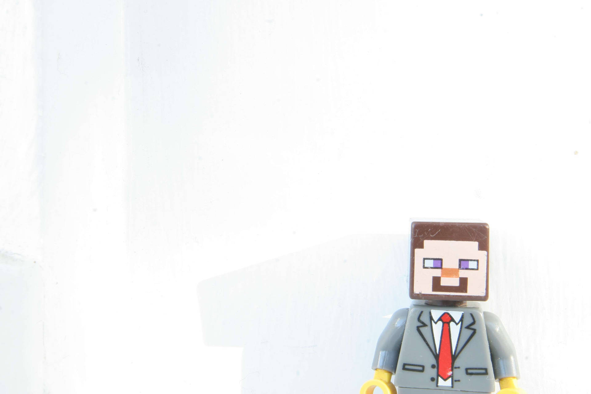 LEGO Minecraft角色穿著西裝打紅色領帶站在白色牆壁前