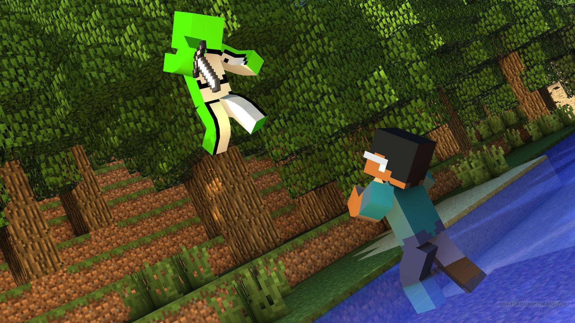 Minecraft夢境在行動中 壁紙 — 一位Minecraft玩家喺森林河岸附近面對緊爆炸中嘅綠色爬行者。