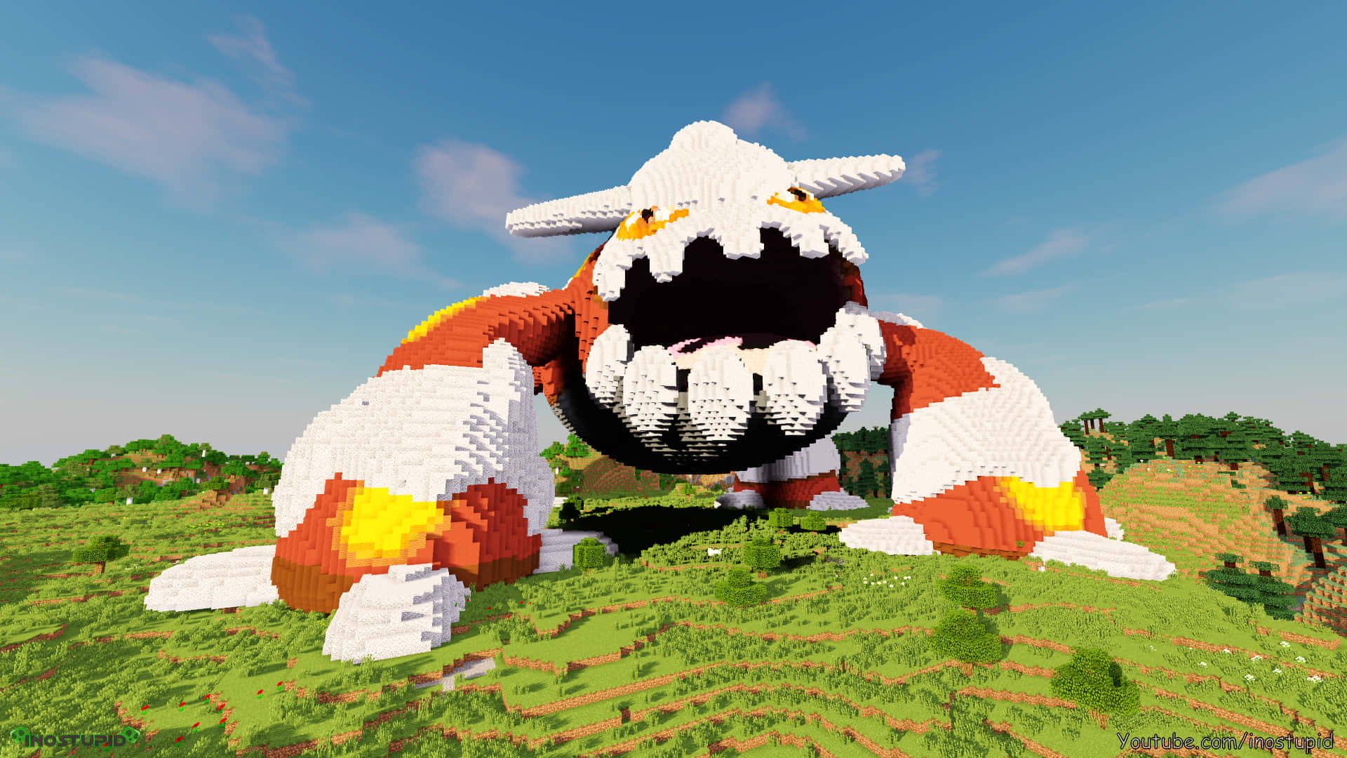 Minecraft風格的熱焰寶可夢模型 壁紙 — 一個巨大的 LEGO 風格烈咬陸鯊雕塑喺晴朗藍天下嘅草叢 Minecraft 山頂咆哮。