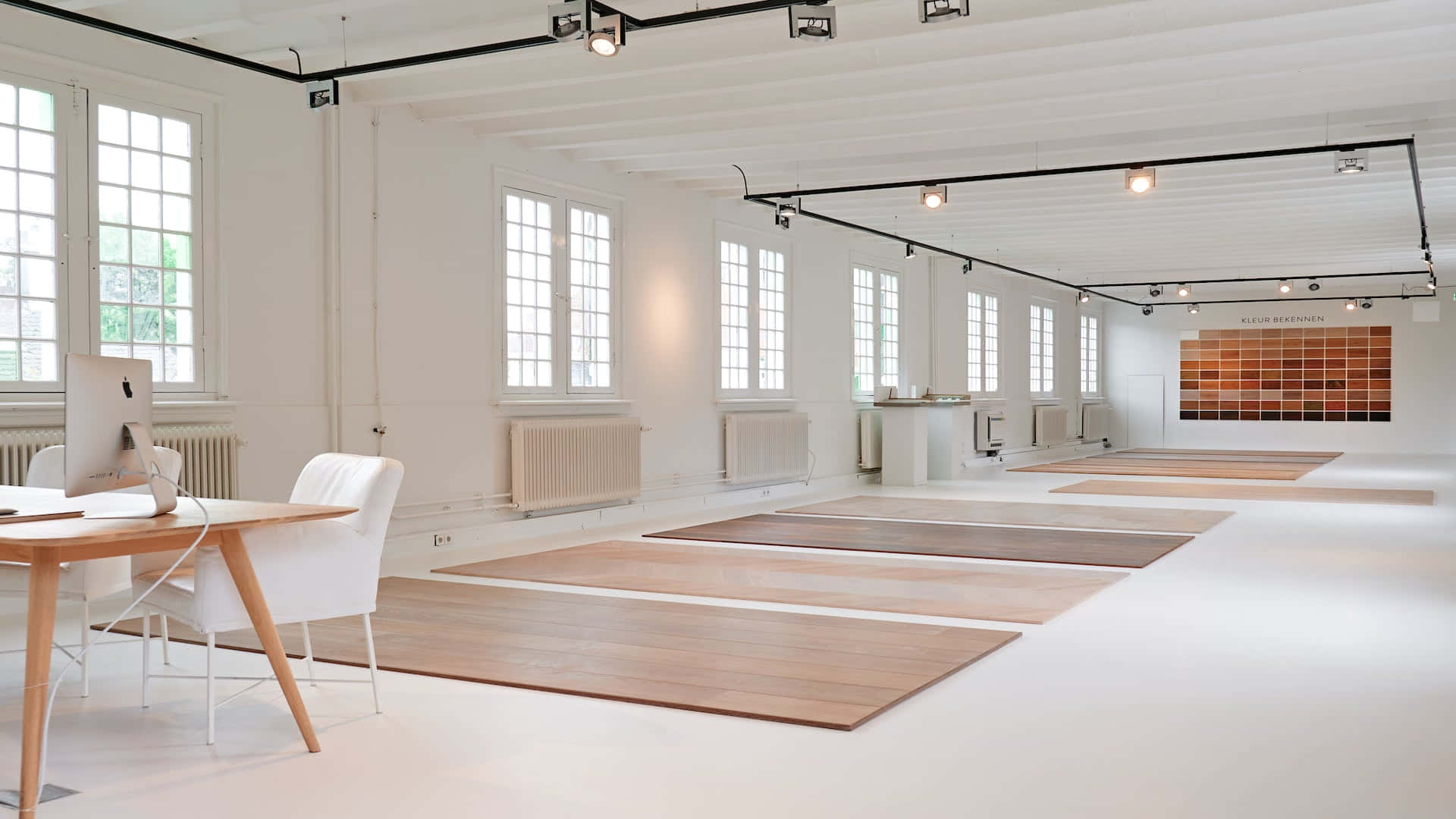 Houten 桌布 壁紙 — 明亮的極簡主義陳列室在高窗的自然光下展示木地板樣品。