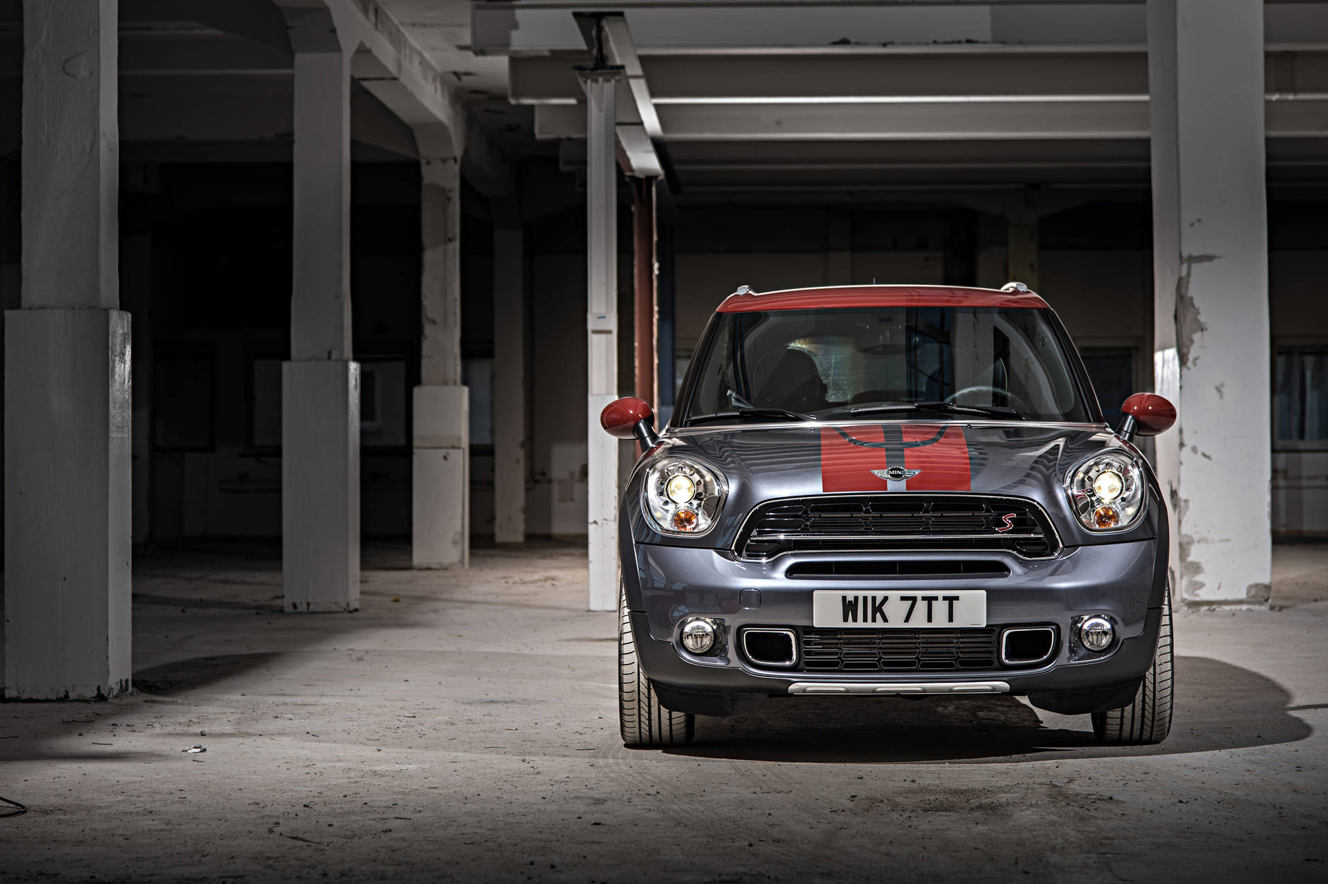 銀色MINI Countryman，紅色車頂，停在廢棄倉庫中。