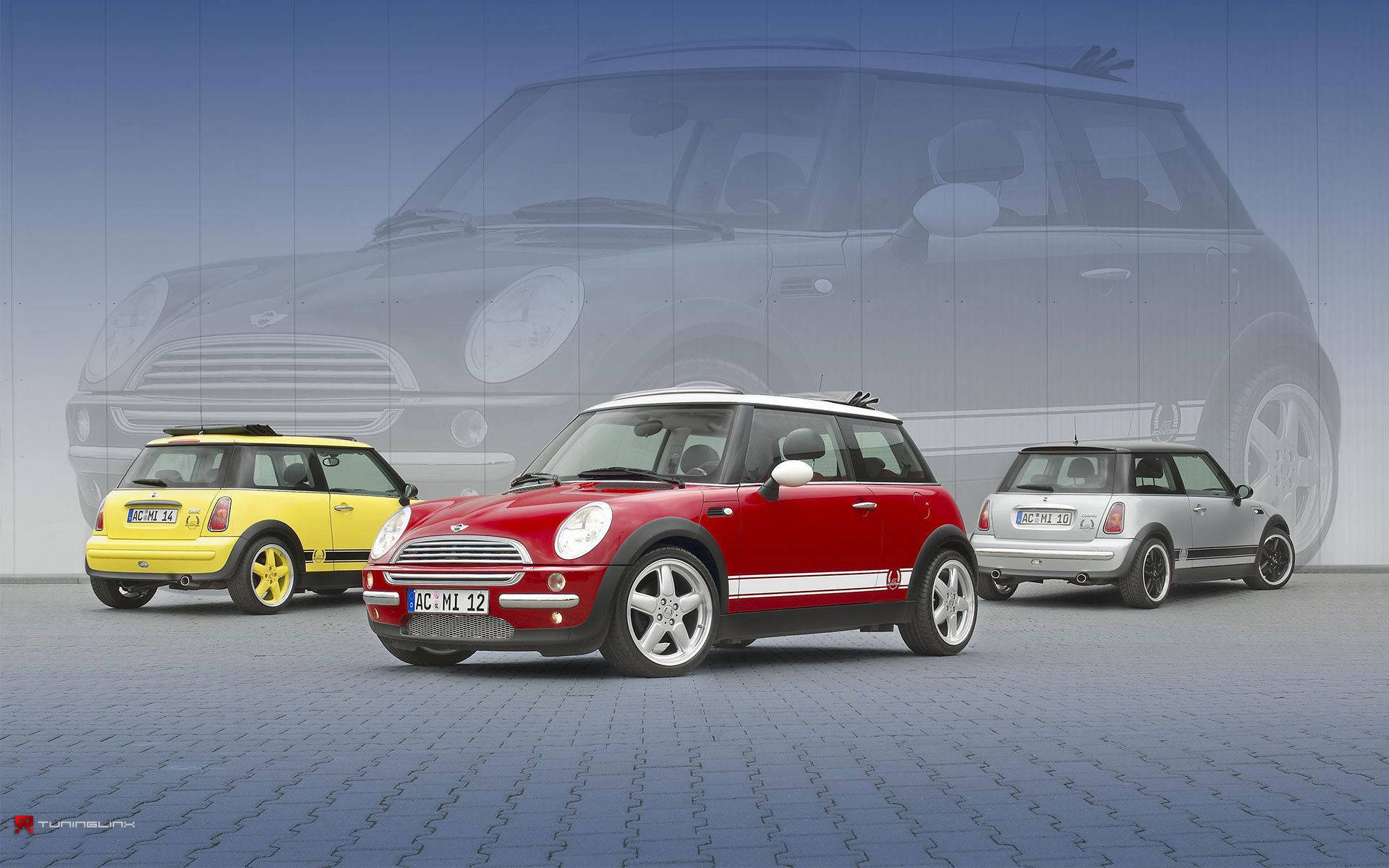 Mini Cooper數位藝術 壁紙 — 三輛紅色、黃色和銀色的Mini Cooper汽車站在瓷磚地板上，背後有一個褪色的大型汽車輪廓。